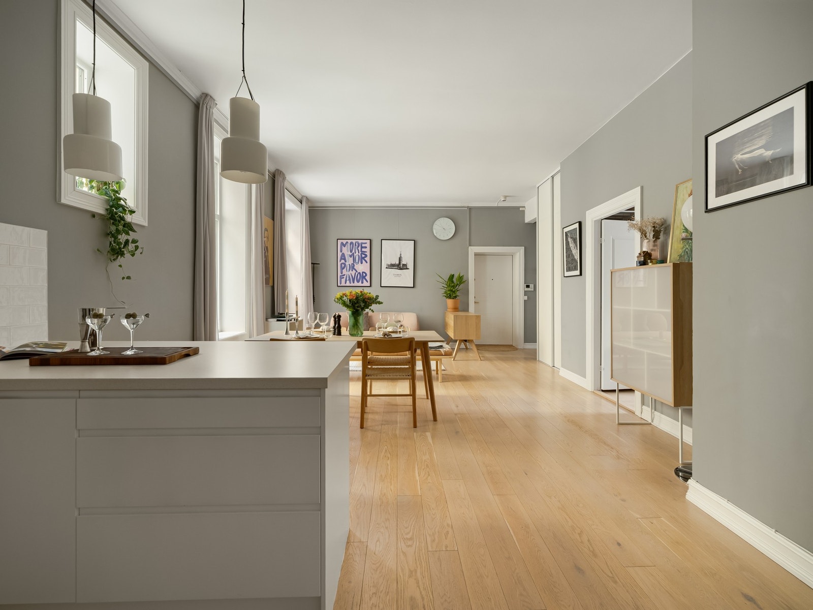 Som du ser så har du god oversikt over gjester, barna og alt som ellers skjer fra kjøkkenet. Galleribilde