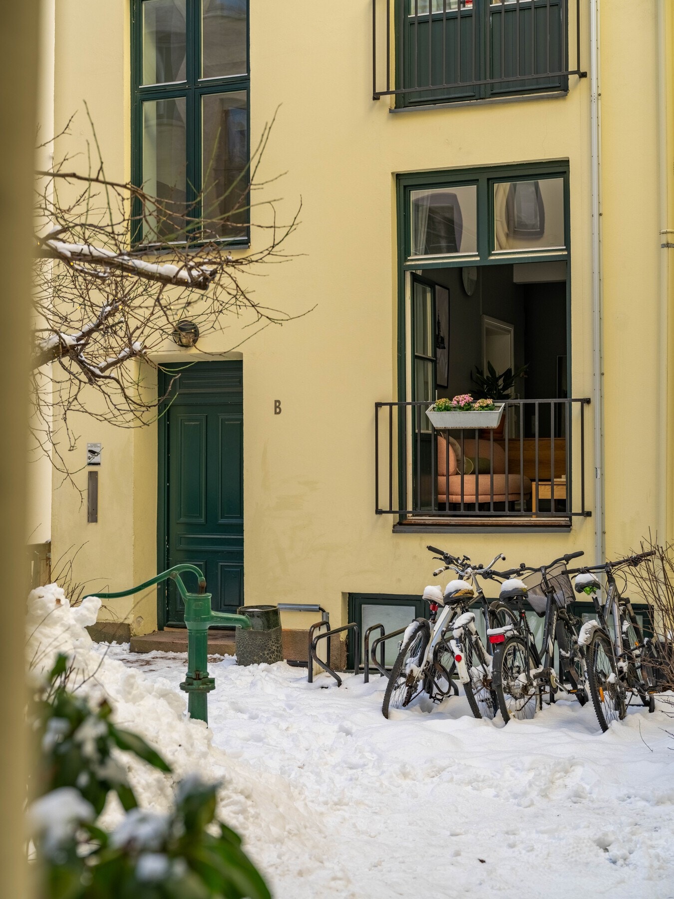 Leiligheten ligger rolig og stille til i indre gårdsrom, omgitt av flotte bygårder og et hyggelig nabolag. Galleribilde