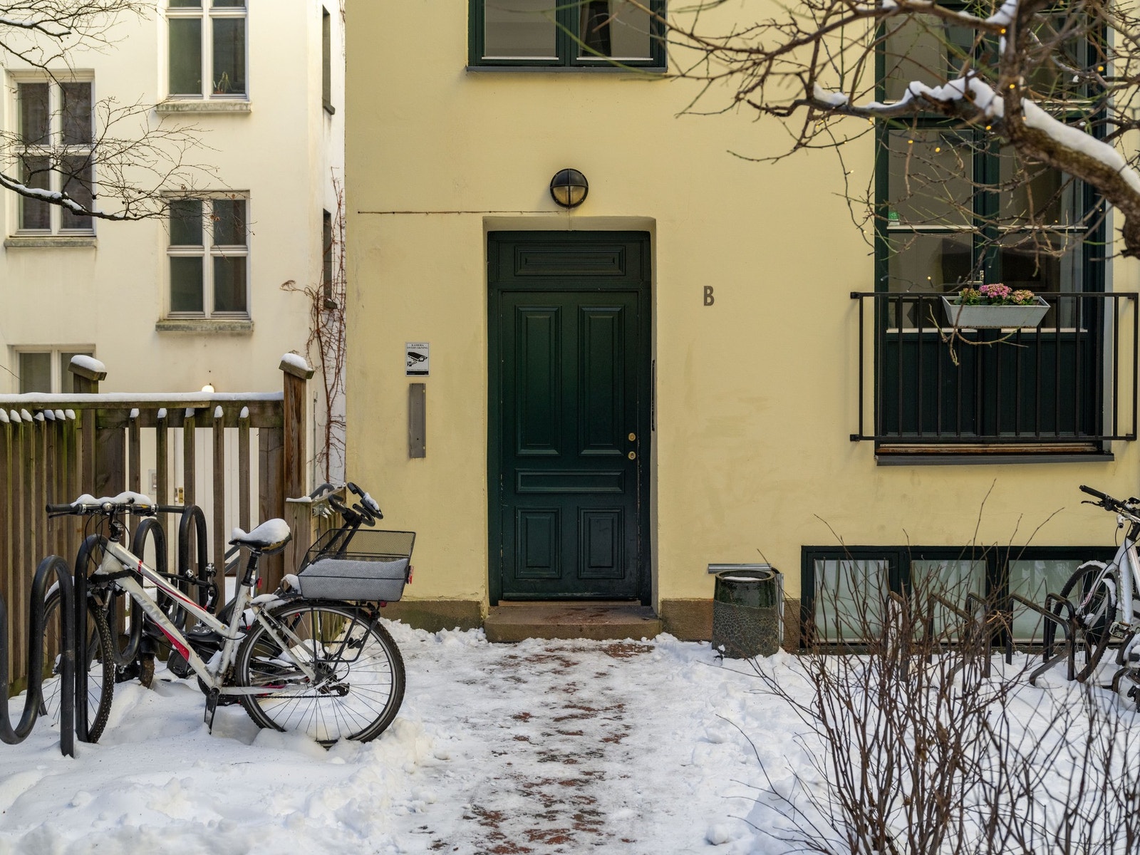 Bakgården er lukket og kameraovervåket. Galleribilde