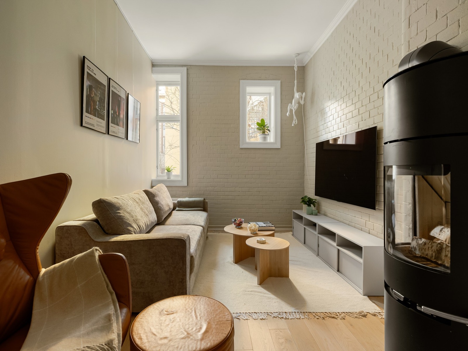 Selgers egne ord: Vi har spesielt satt stor pris på at leiligheten har et eget TV-rom med peis. Det gjør at stuen kan brukes som en sosial sone til middager og sammenkomster uten å bli forstyrret. Galleribilde