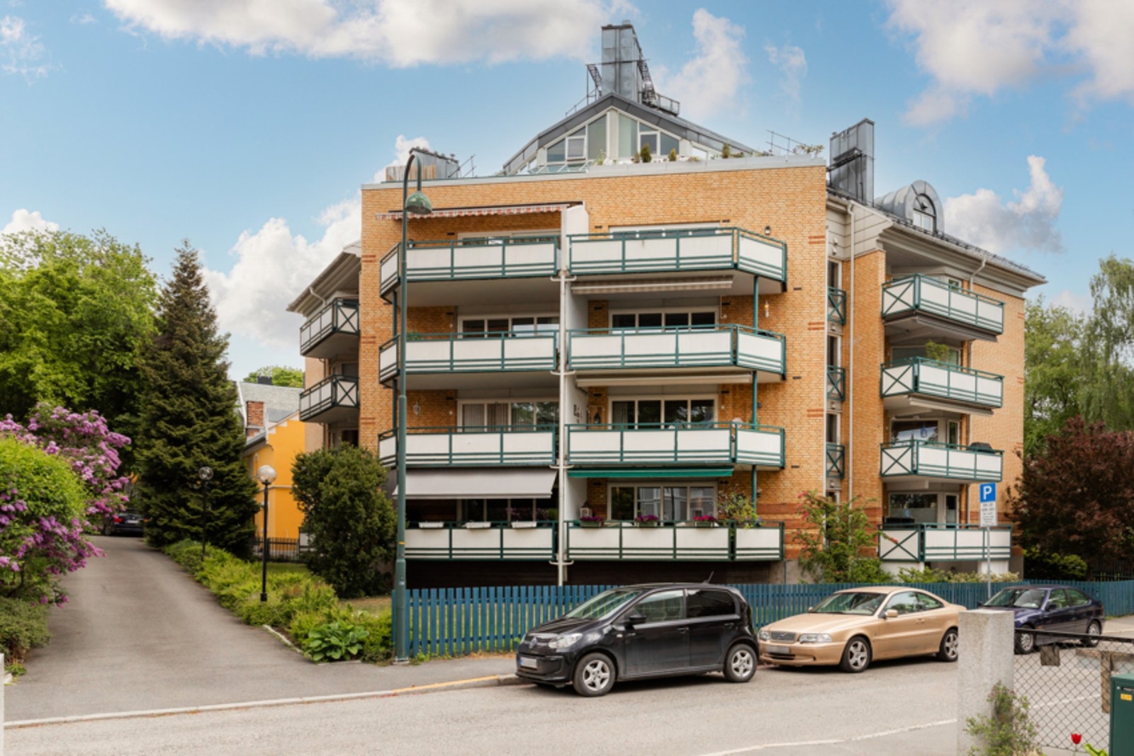 Leiligheten ligger i 3. etasje til høyre på bildet med sydvendt balkong Galleribilde