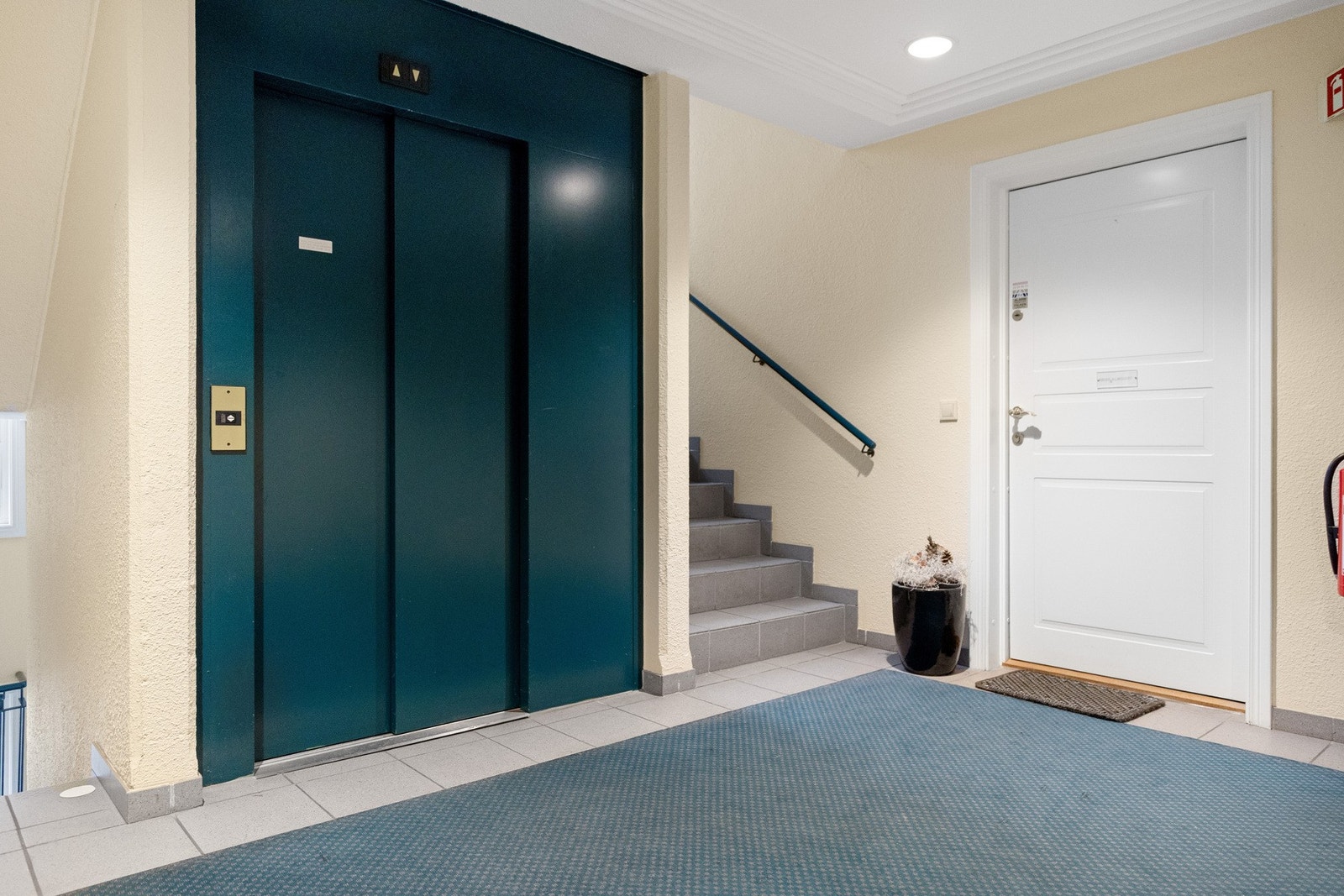 Bygget har heis. Leiligheten ligger i 3. etasje. Galleribilde