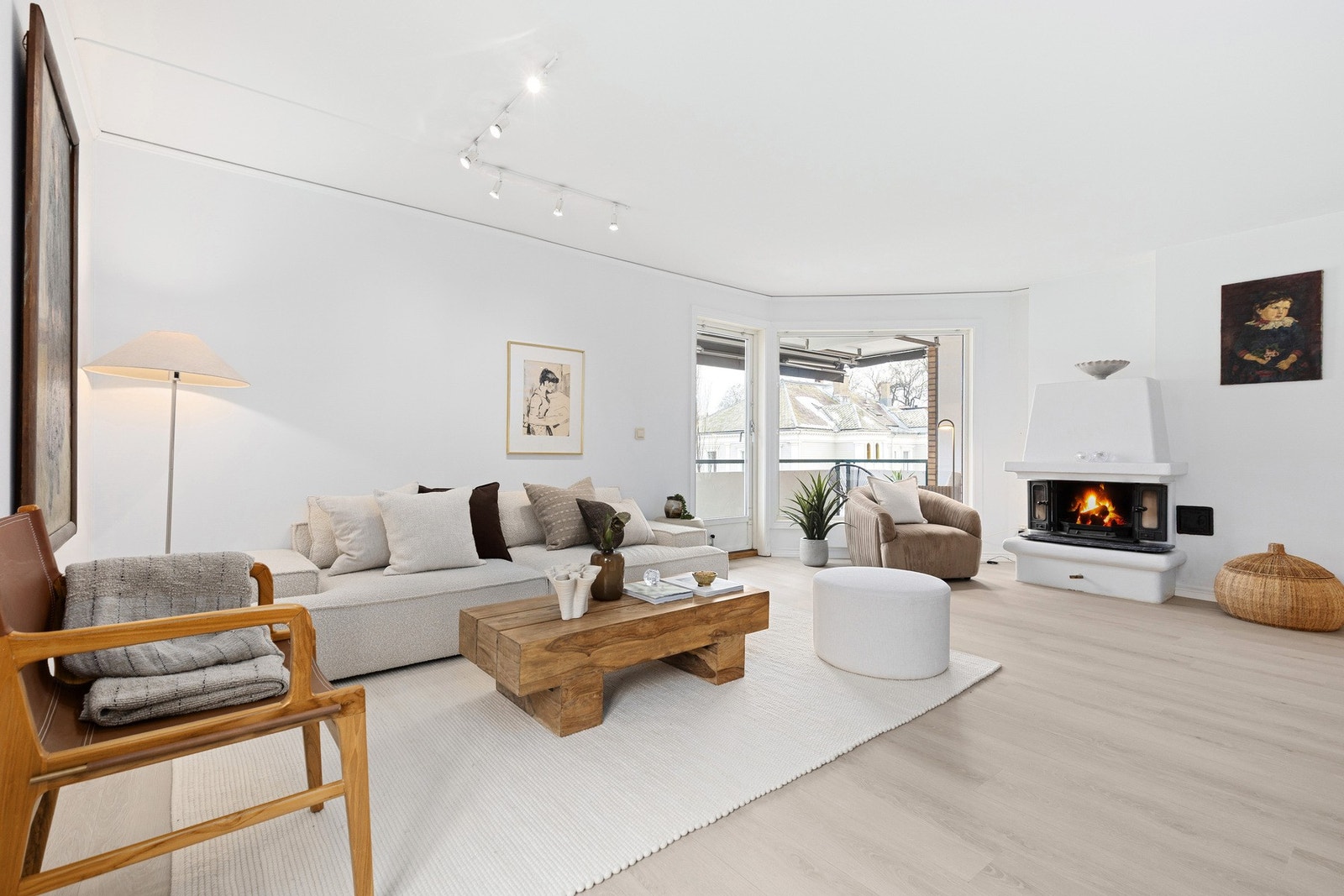 Leiligheten har nytt gulv og lyse vegger Galleribilde