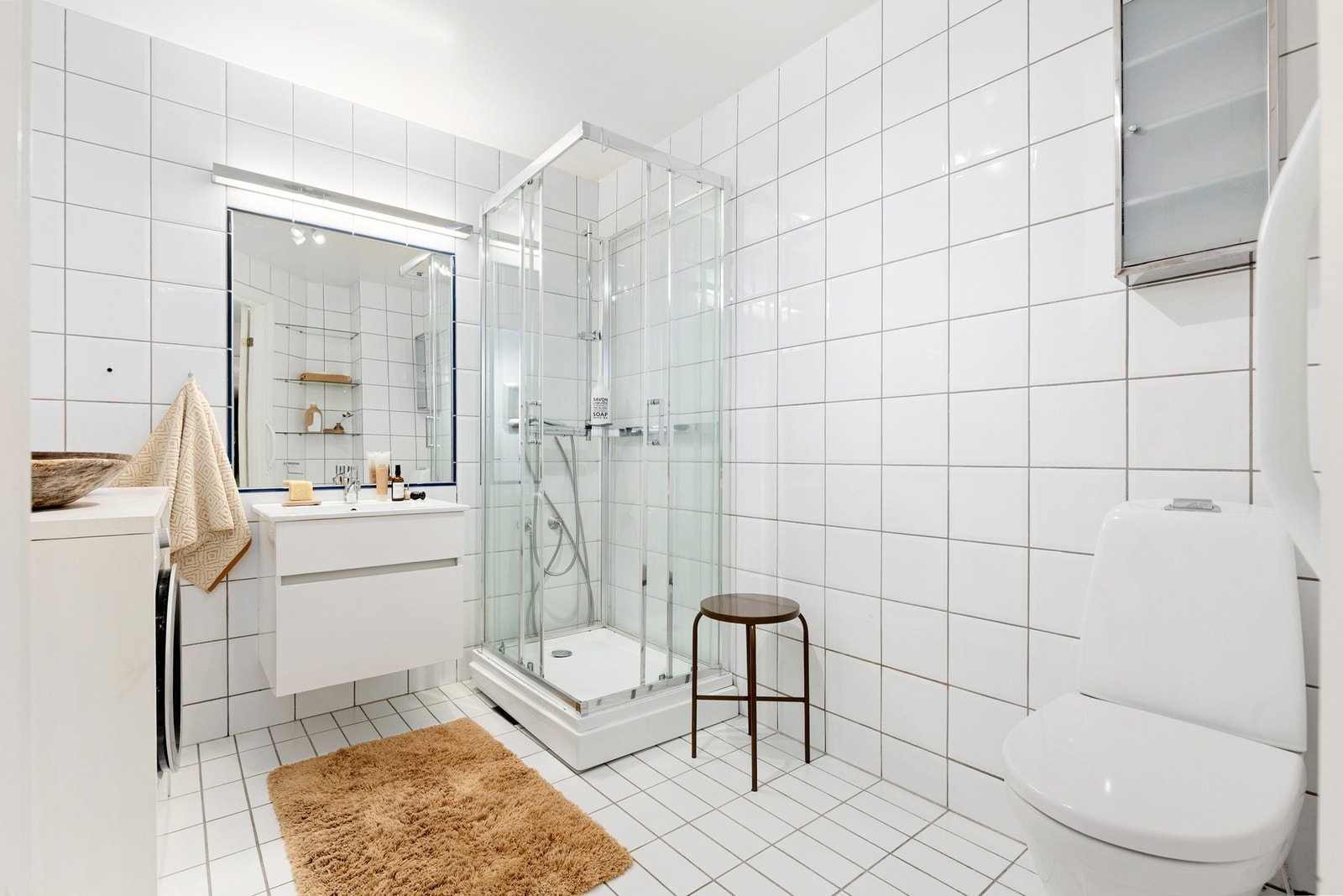 Romslig bad med god plass til vaskemaskin Galleribilde