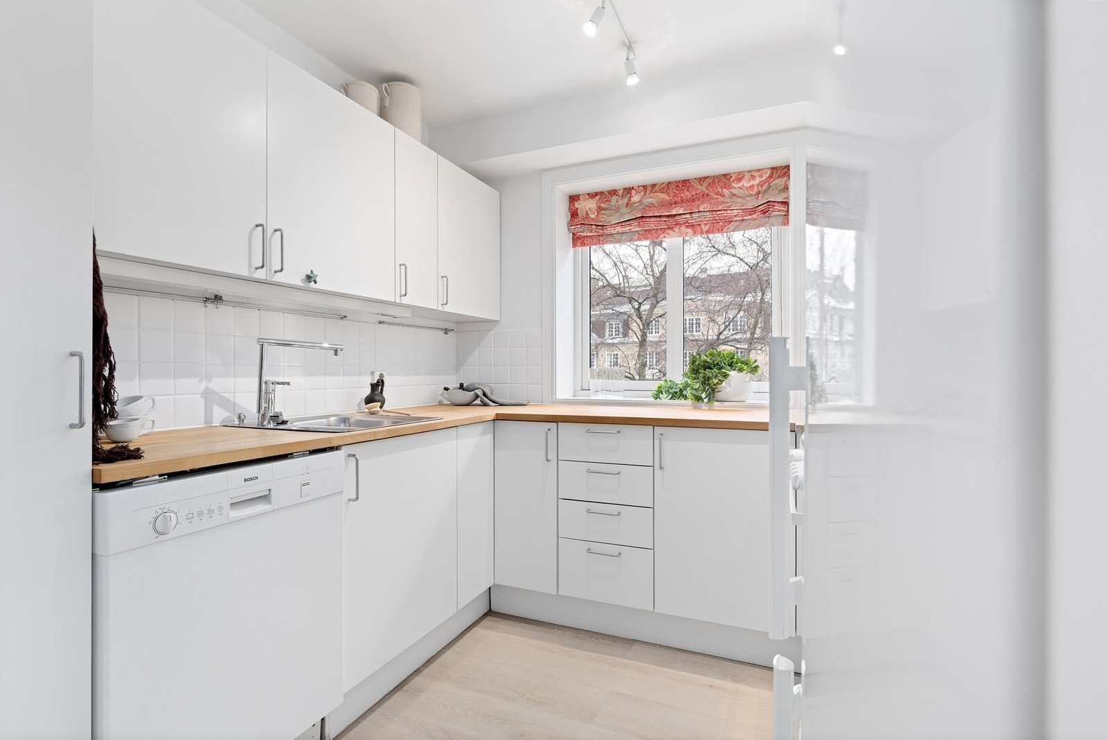 Kjøkkenet er adskilt fra stue Galleribilde