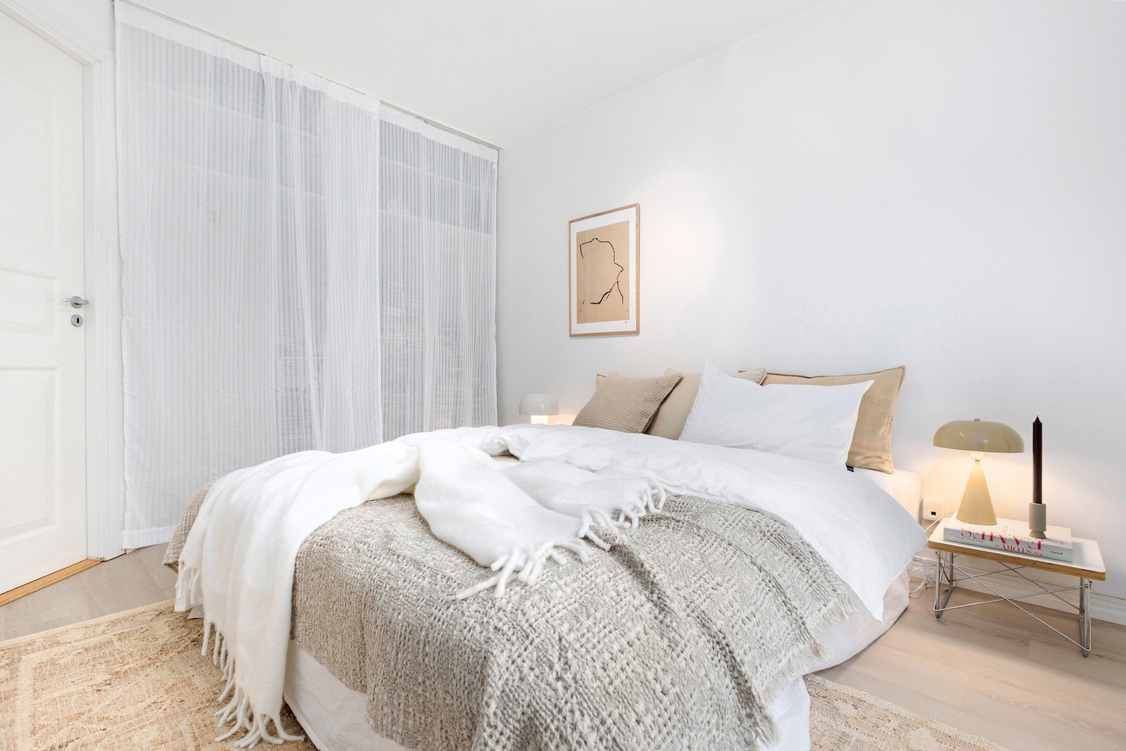 Hovedsoverom m/ god plass til dobbeltseng og nattbord Galleribilde