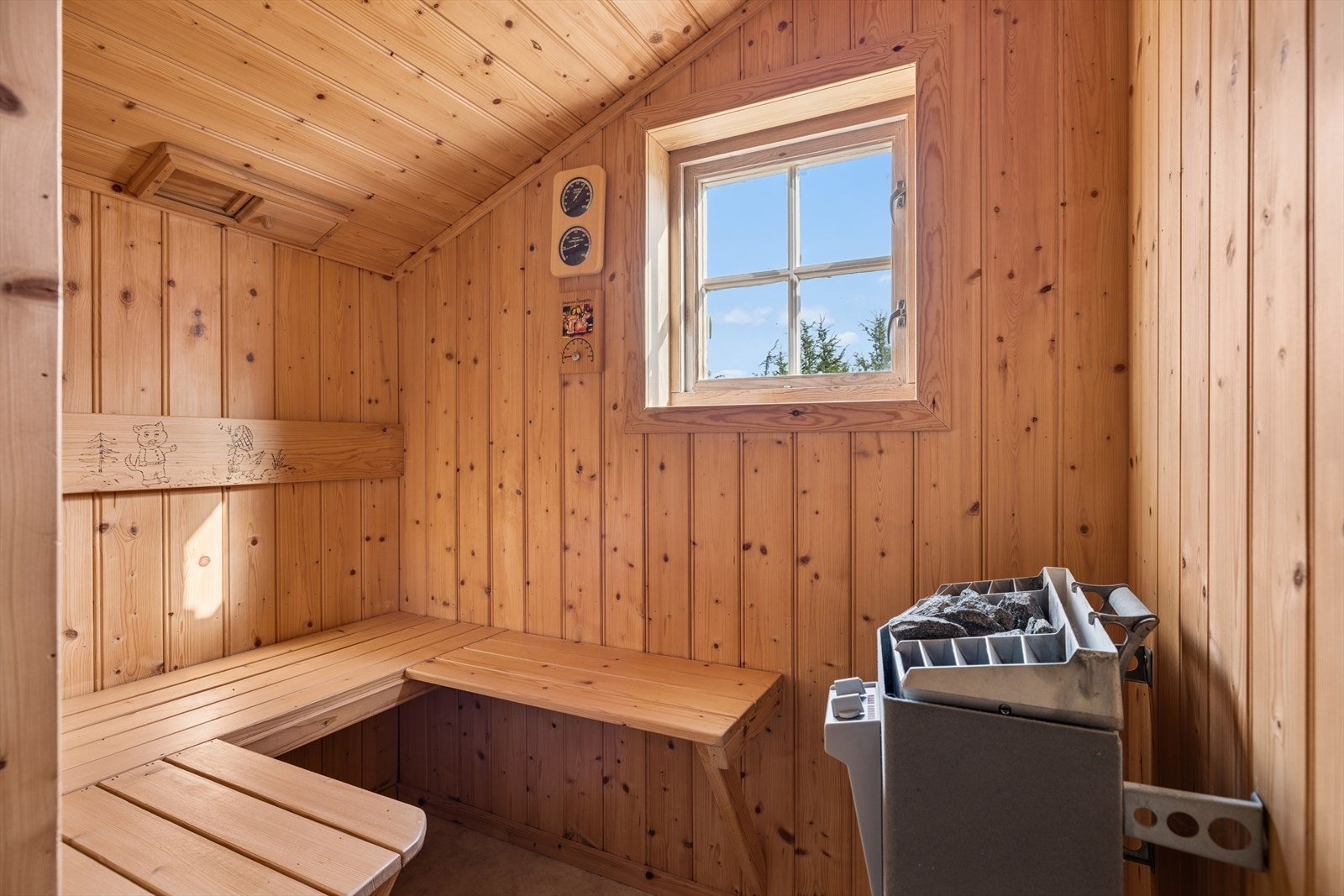 Hytta har også en badstue. Badstuen er ikke søkt om, og derav ikke godkjent. Galleribilde