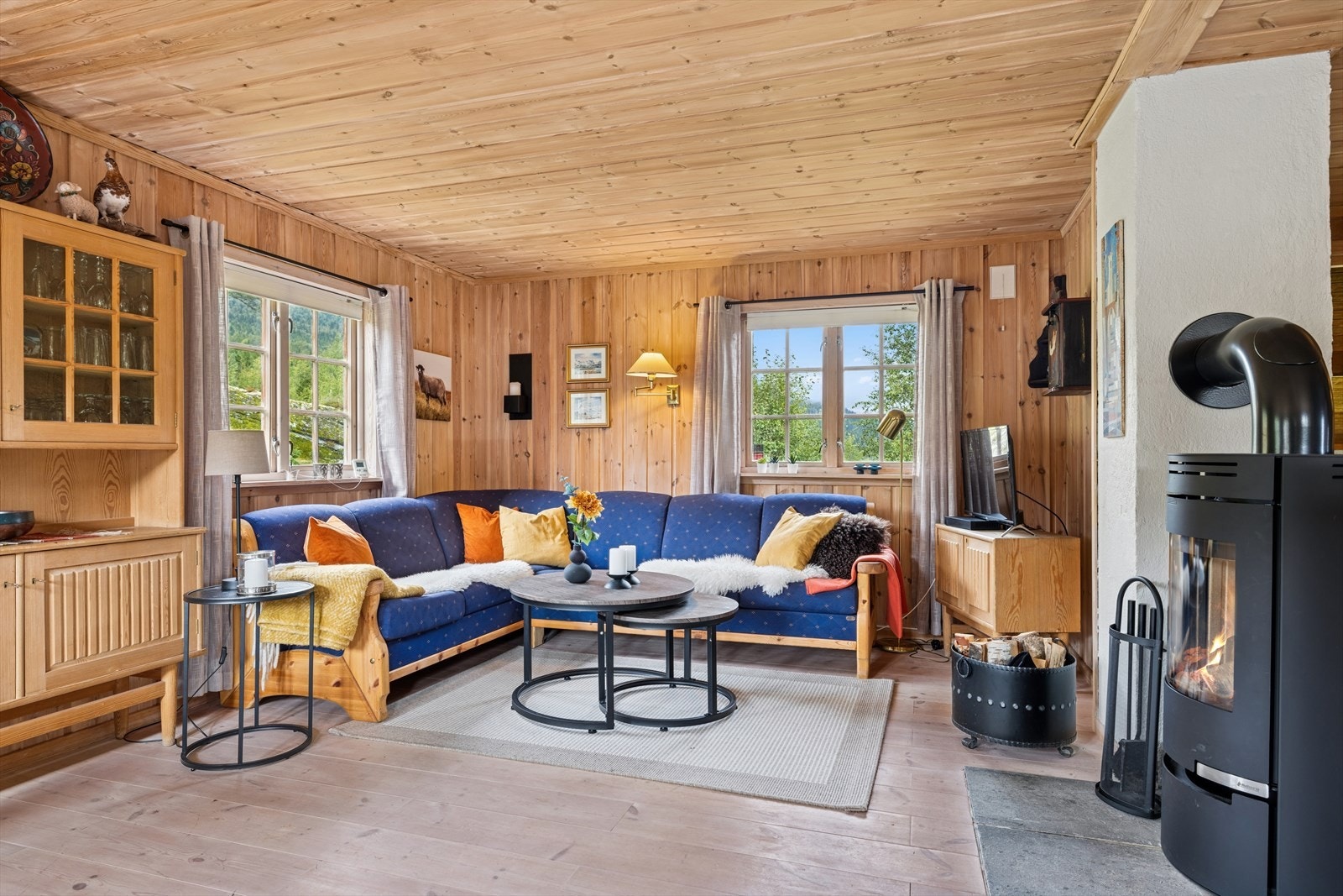 Vinduene gir godt med naturlig lys til rommet samtidig som de slipper naturen inn. Galleribilde