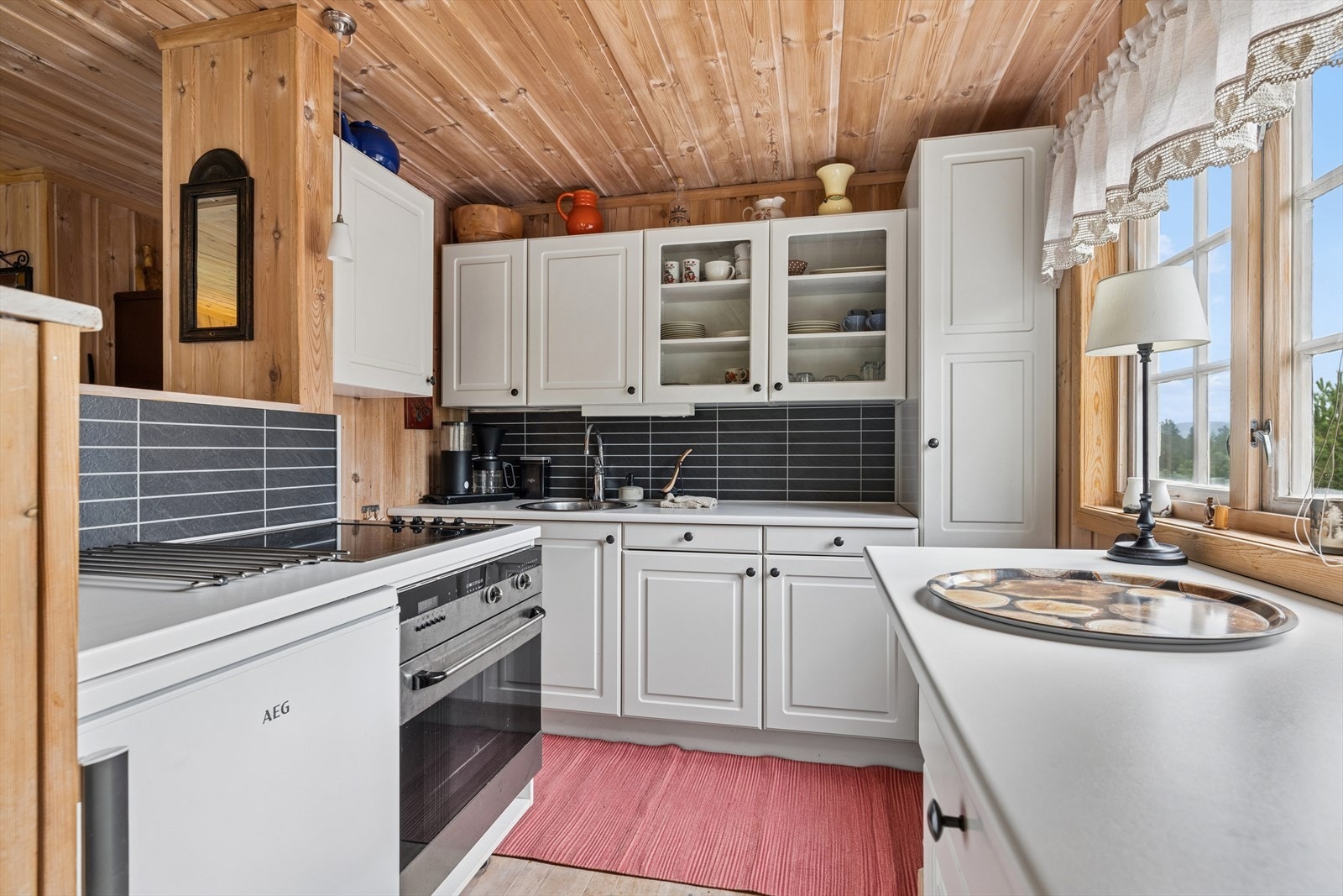 Hytta har en åpen kjøkkenløsning med god skap- og benkeplass. Galleribilde