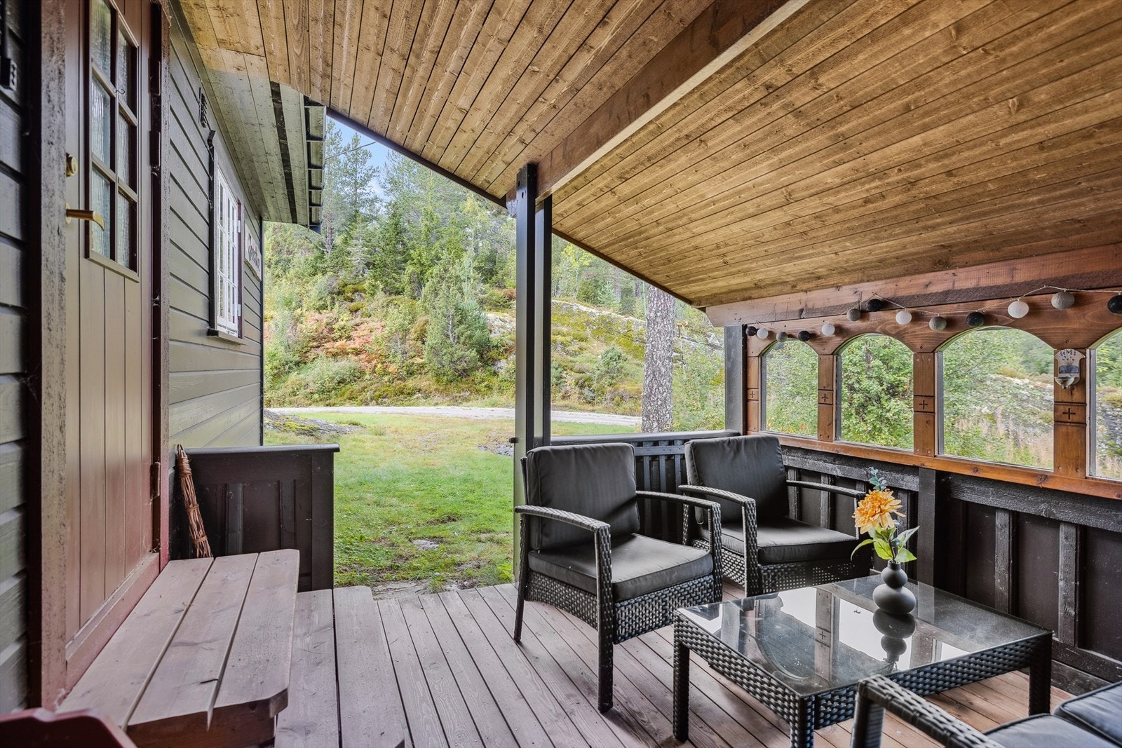 Overbygget uteplass som gjør at man sitter godt skjermet for vær og vind. Galleribilde