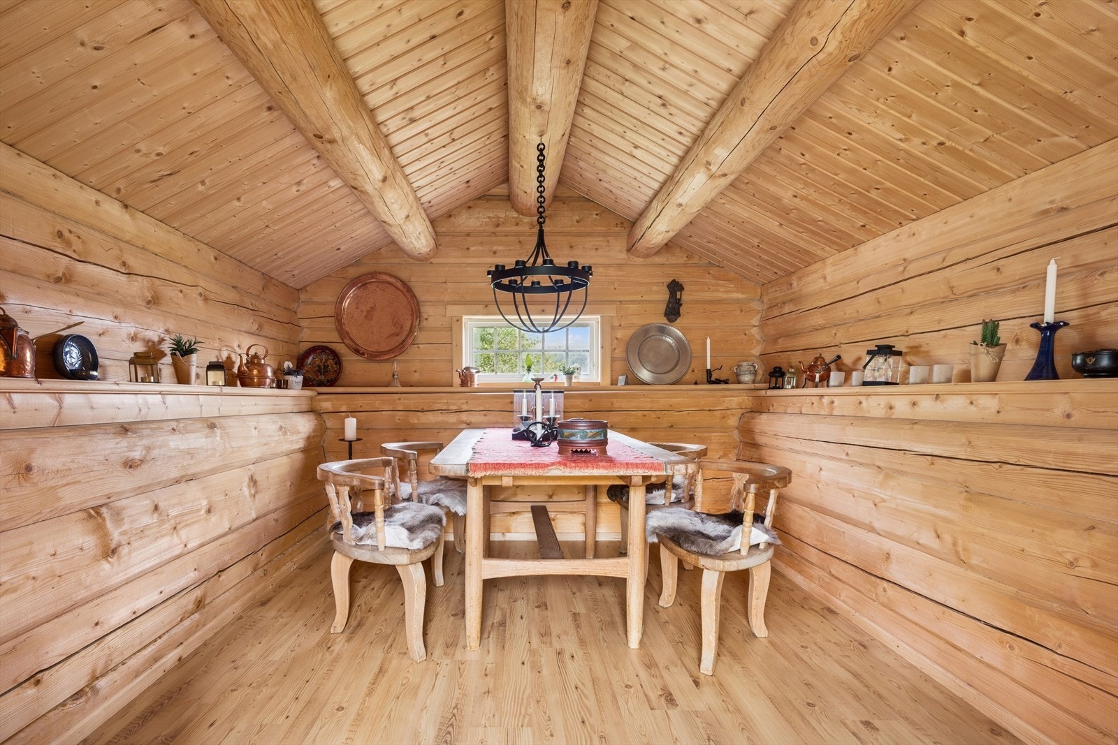 Stabburet gir rom for hyggelige sammenkomster. Galleribilde