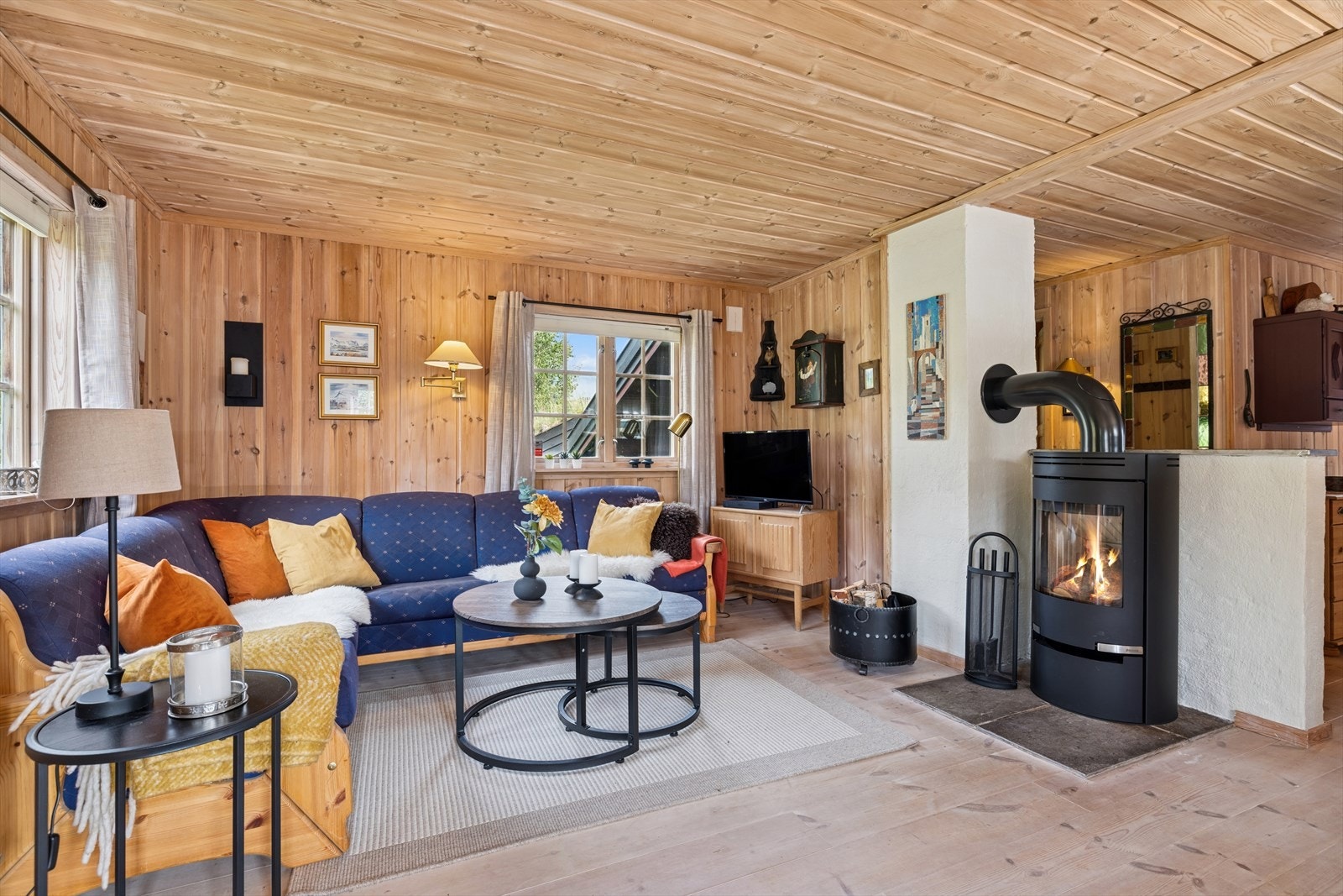 Stuen er hyttas naturlige samlingspunkt. Galleribilde
