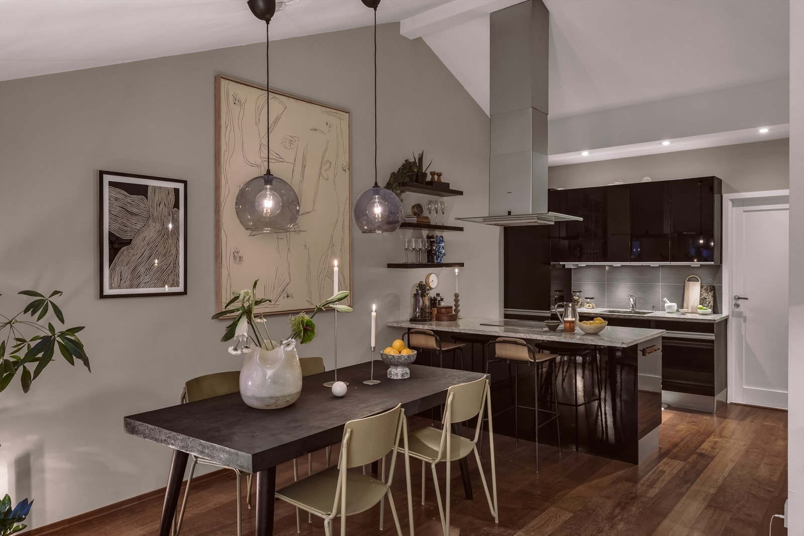 Et ideelt kjøkken for både hverdagsbruk og hyggelige sammenkomster. Galleribilde