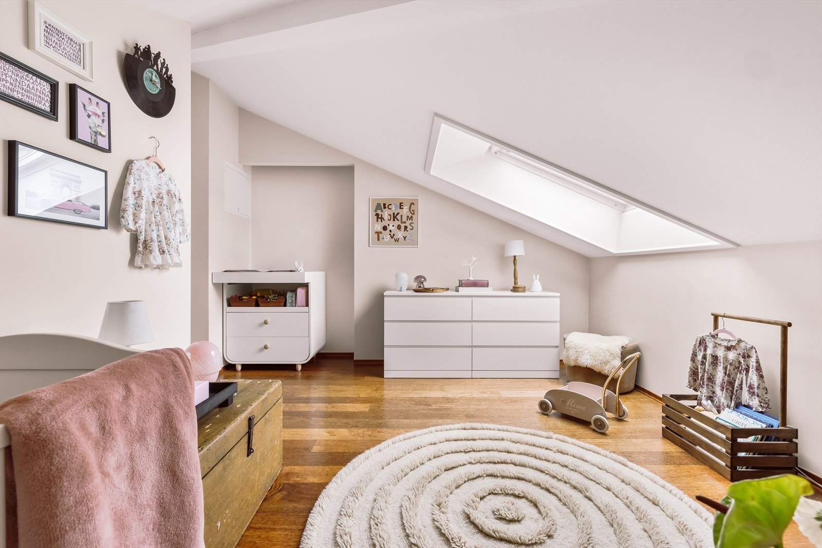 Soverommet har fleksible bruksmuligheter, og egner seg like godt som gjesteværelse eller barnerom. Galleribilde