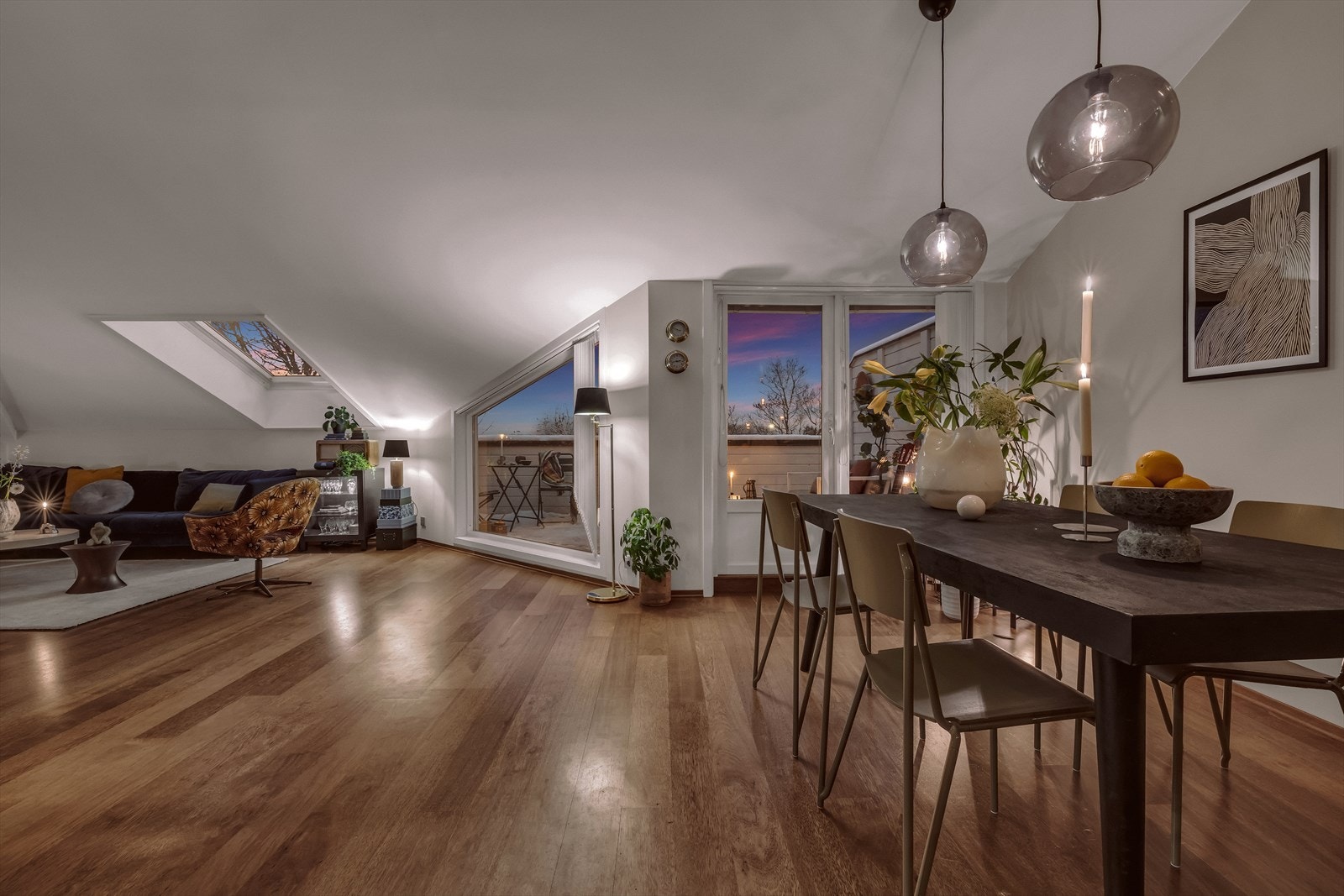 En romslig og innholdsrik 3-roms fra 2007 med et gulvareal på ca. 104 m². Galleribilde