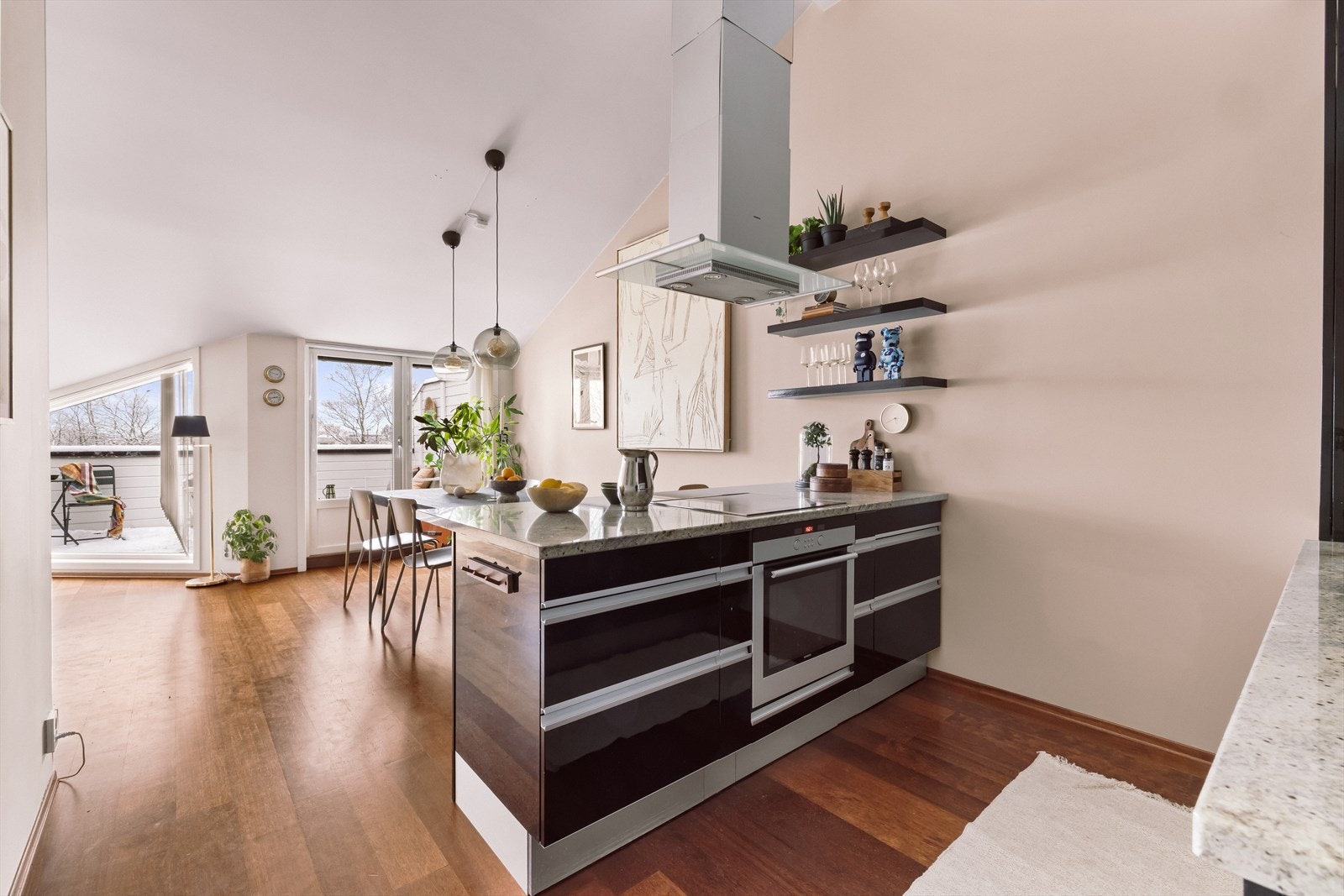 Et sosialt kjøkken som gjør det enkelt å underholde gjester samtidig som man lager mat. Galleribilde