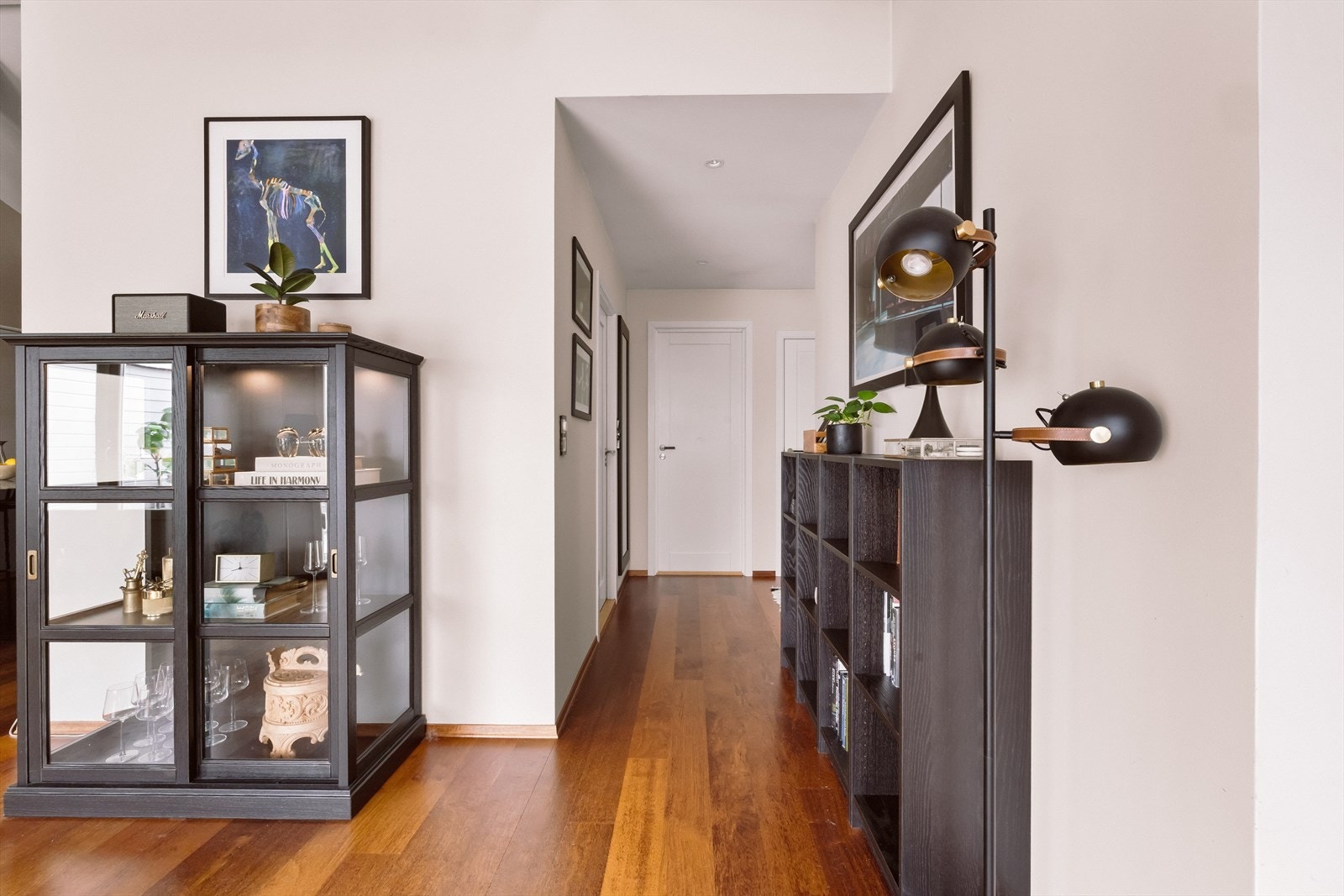 Leiligheten har to flotte og romslige soverom med gode lysforhold, perfekte for både avslapning og oppbevaring. Galleribilde