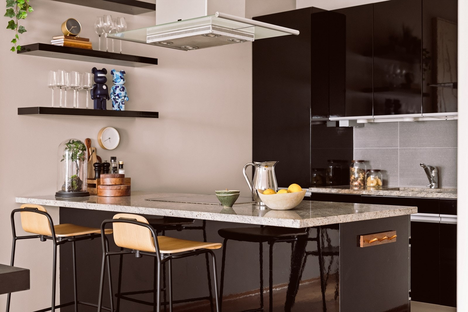 En flott kjøkkenøy med barløsning gir godt med ekstra benkeplass. Galleribilde