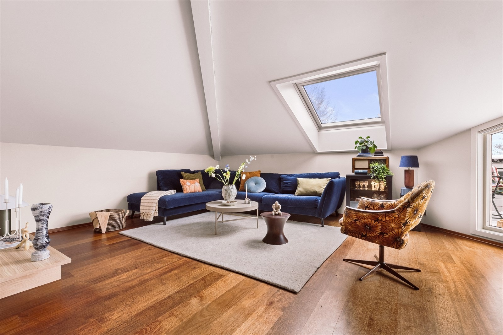 Stuen god plass til sofagruppe, TV-møbler, spisebord og øvrig møblement. Galleribilde