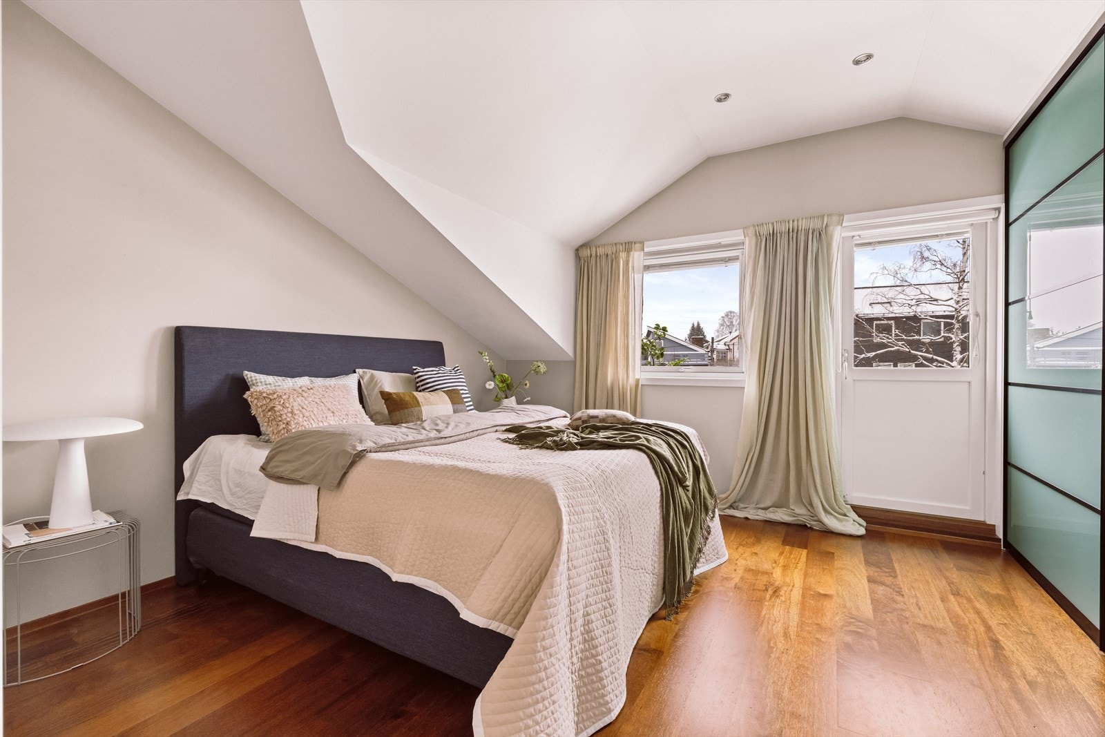 Romslig og innbydende hovedsoverom med god plass til dobbeltseng, nattbord og øvrig møblement. Galleribilde