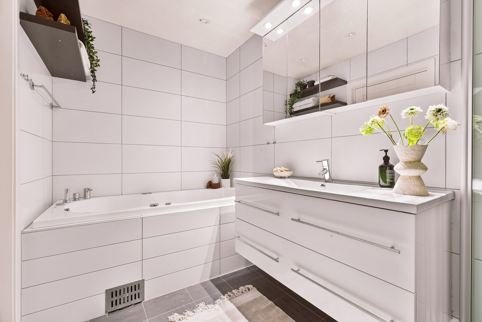 Lyst og pent bad fra 2007 med flislagte overflater, behagelig gulvvarme og downlights i taket. Galleribilde