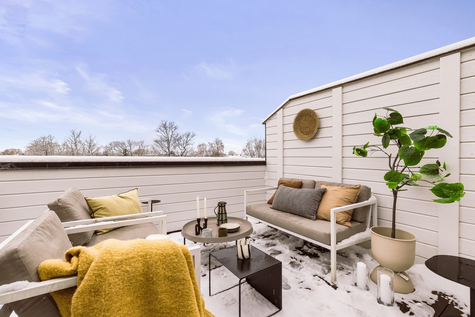 Balkongen har god plass til ulike sittegrupper, planter og grill. Galleribilde