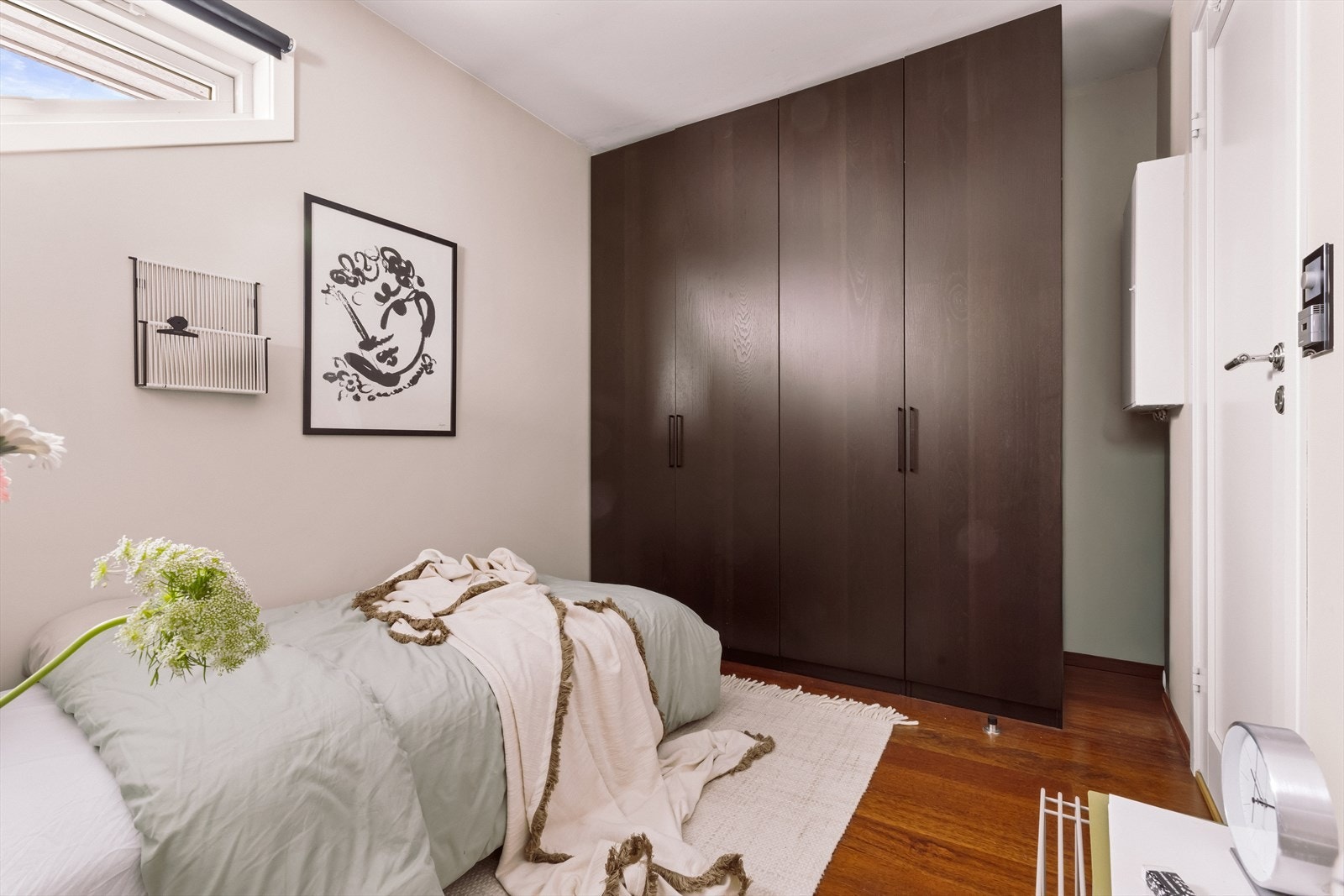 Stort garderobeskap gir rikelig med oppbevaringsplass. Galleribilde