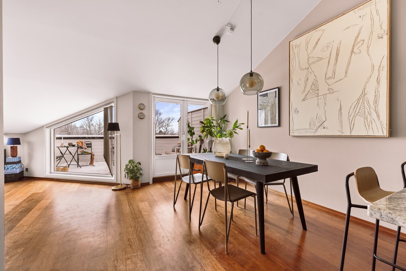 Det er god plass til å samle venner og familie til en hyggelig middag rundt spisebordet. Galleribilde