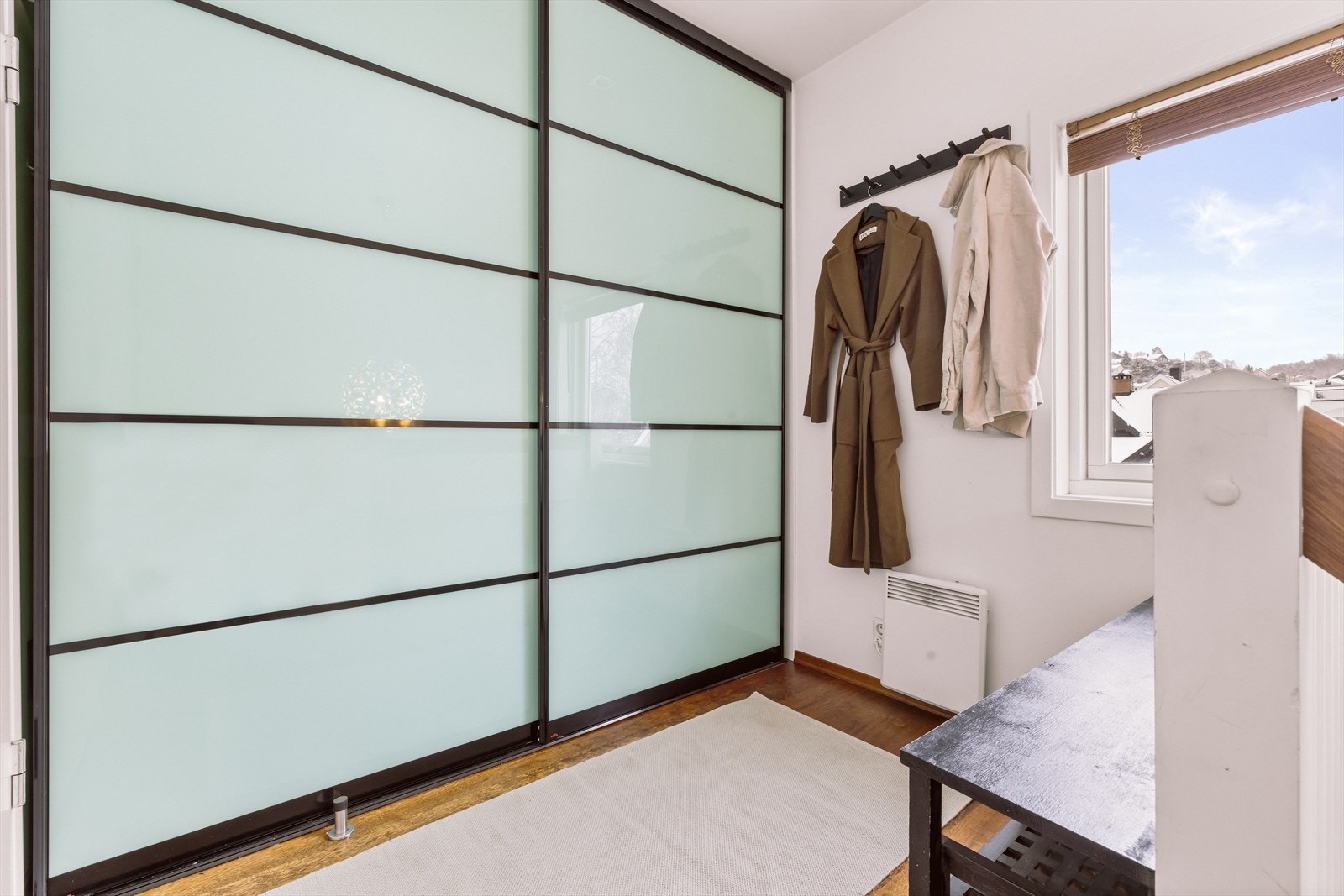 Felles trapperom. Her er det et ekstra gardeobeskap som kun benyttes av selger. Galleribilde