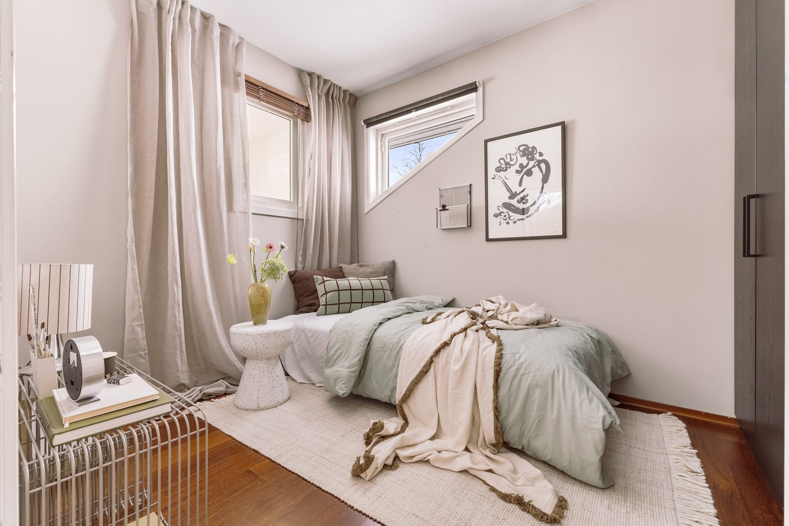 Fleksibelt rom med flere bruksmuligheter. Rommet er i dag innredet med seng og garderobeskap. Galleribilde