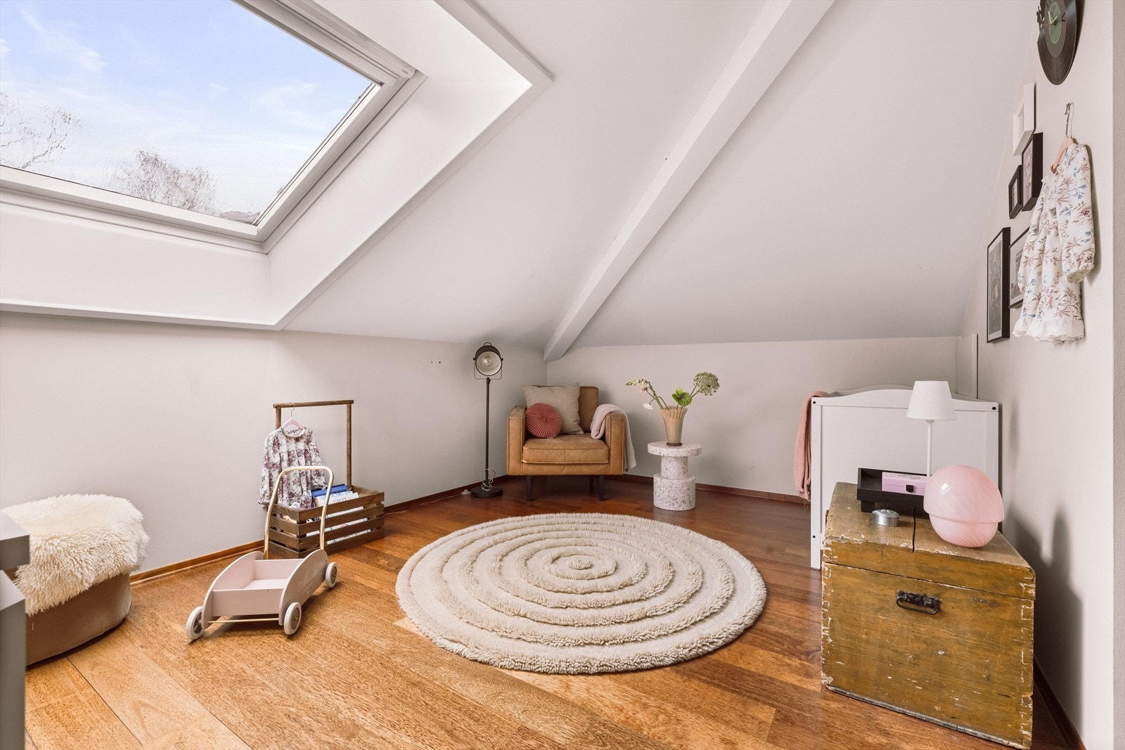 Soverom 2 er et lyst og romslig soverom med gode innredningsmuligheter. Det er god plass til seng, garderobeskap og øvrig møblement. Galleribilde