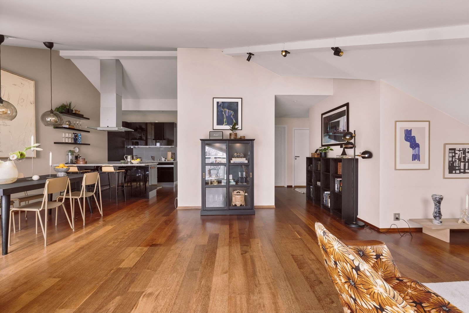 Leiligheten har en gjennomgående og romslig planløsning med gode lysforhold. Galleribilde