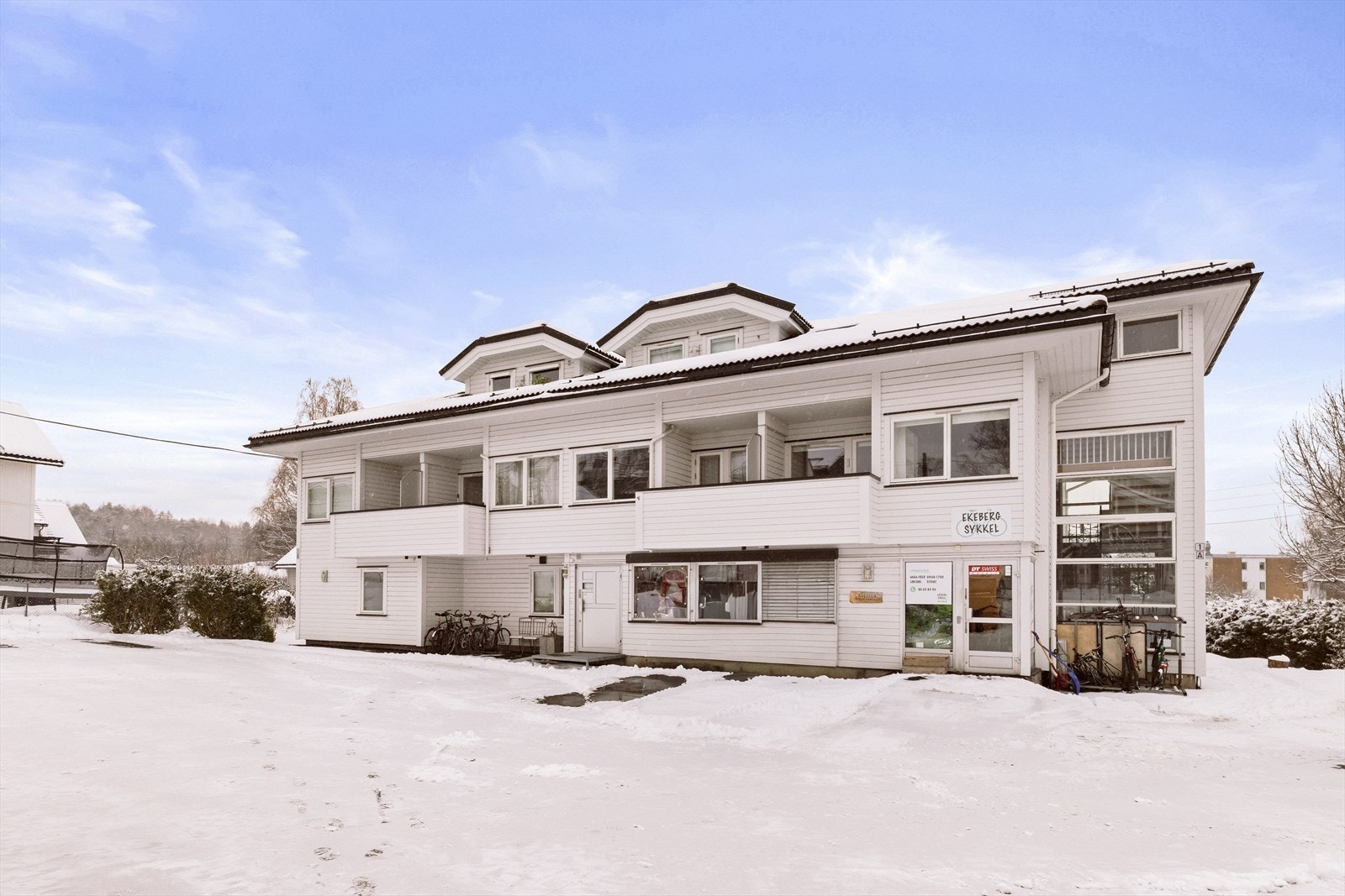 Det er parkeringsplasser på tomten. Galleribilde