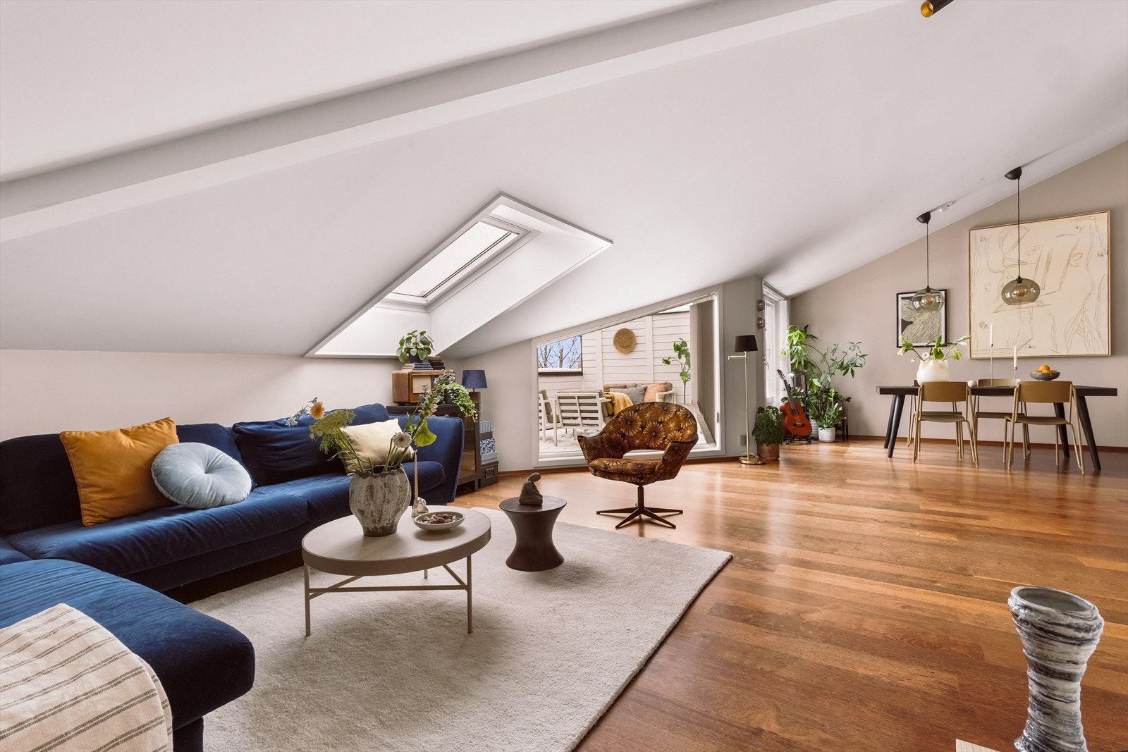 Den hyggelige stuen har en flott planløsning som gir mange muligheter for møblering etter eget ønske. Galleribilde