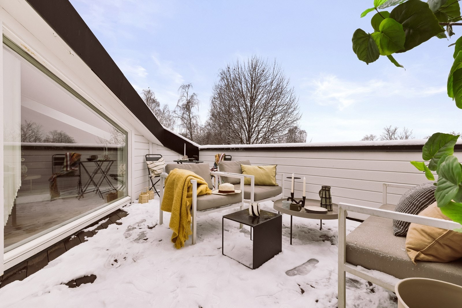 Den herlige balkongen skaper en flott forbindelse mellom ute- og innerom og gir gode bruksmuligheter i sommerhalvåret. Galleribilde