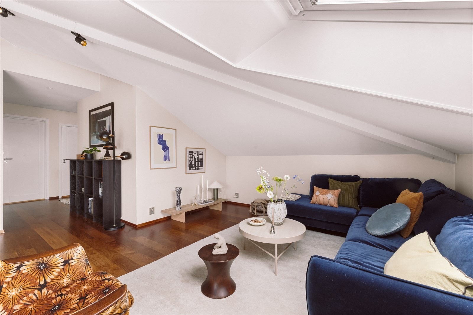 Overflatene er malt i nydelige fargetoner, og gulvet er dekket med parkett med gulvvarme. Galleribilde