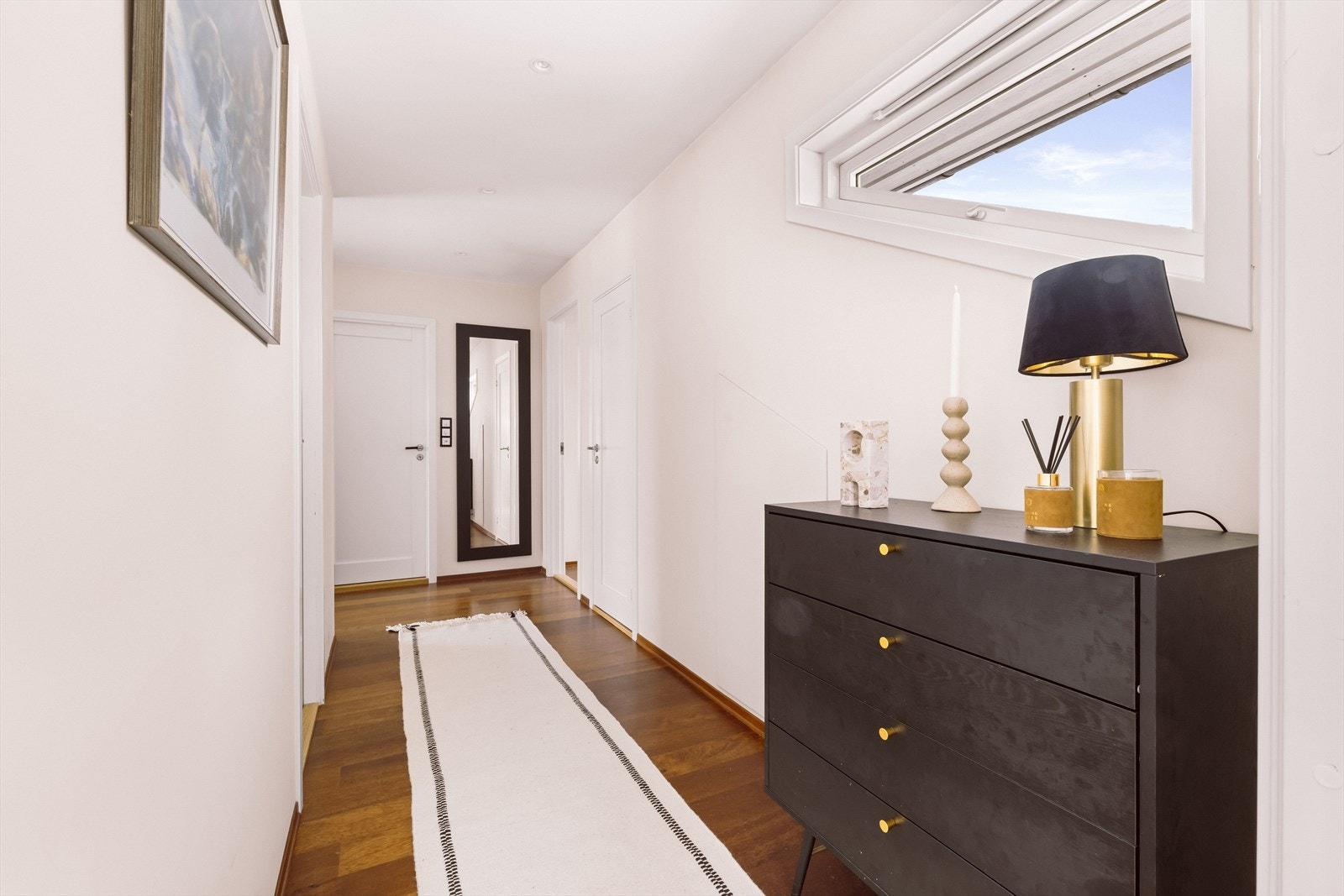 I tillegg til god lagringsplass i leiligheten, disponerer den en bod i 2. etasje. Galleribilde