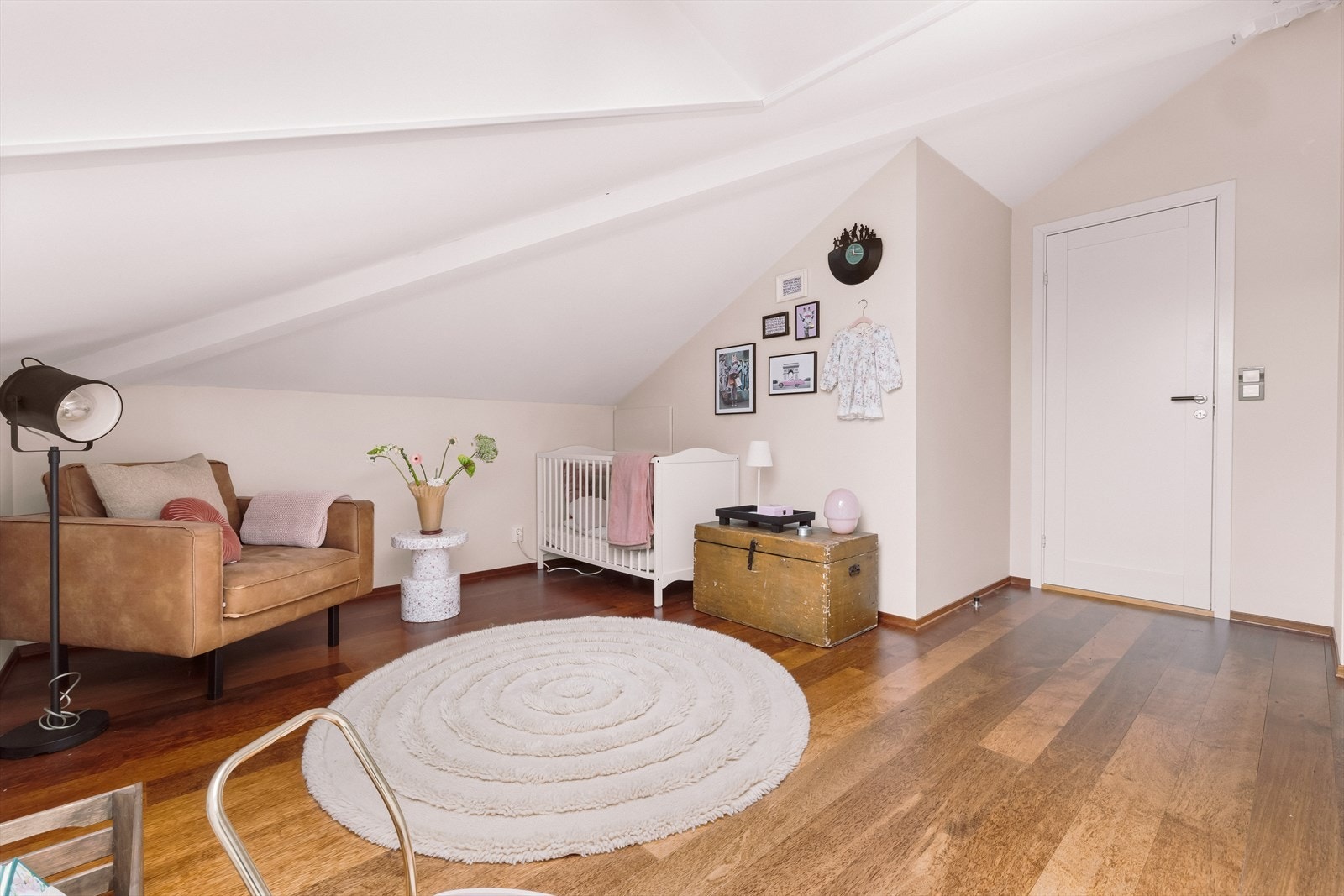 Myke fargetoner på veggene og behagelig gulvvarme skaper en avslappende atmosfære. Galleribilde