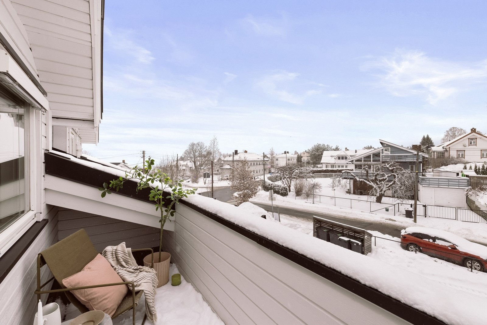 Det plass til et hyggelig kafésett og planter. Galleribilde