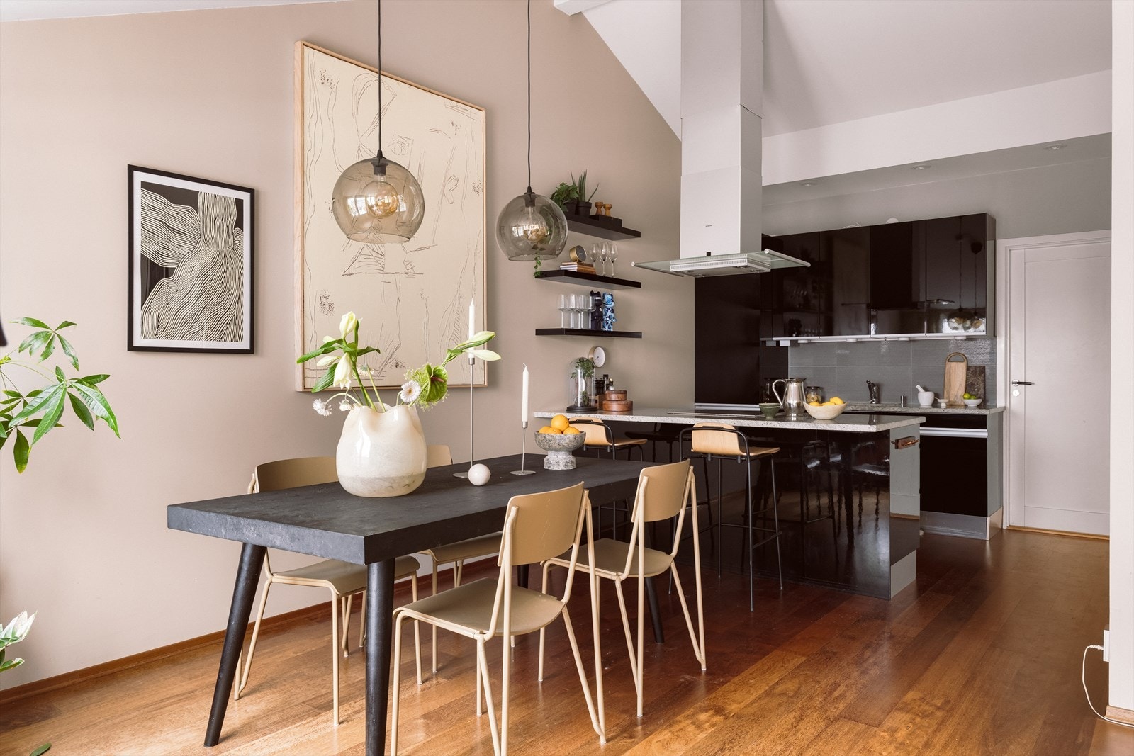 Flott og sosialt kjøkken som ligger delvis skjermet fra stuen, men har en åpen løsning mot spisestuen. Galleribilde