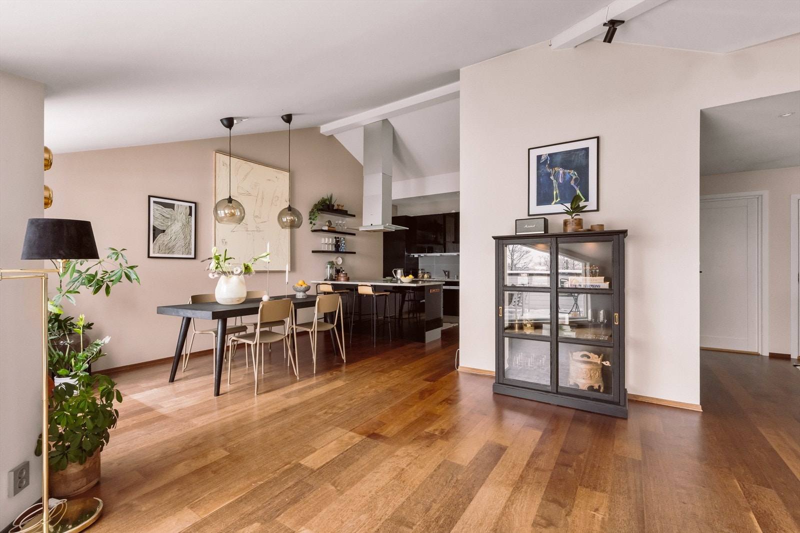 Toppleiligheten byr på genereøs takhøyde og herlig atmosfære. Galleribilde