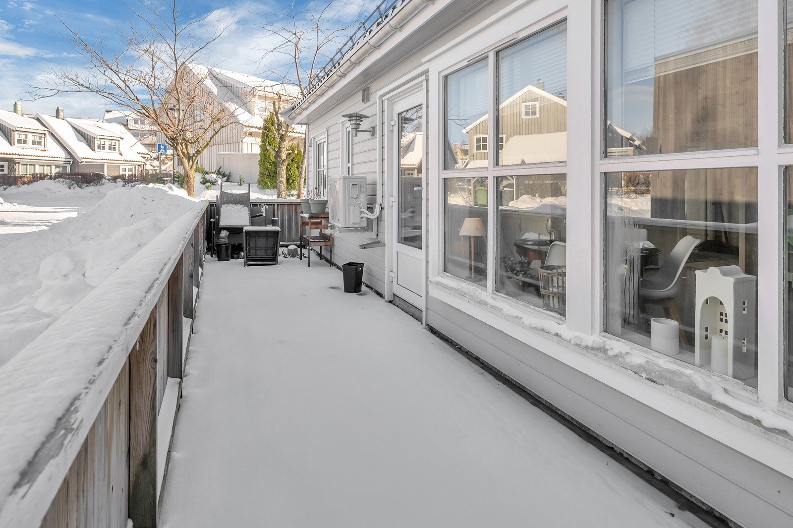 Eiendommen byr på en herlig veranda på 18kvm med plass til utemøbler. Galleribilde