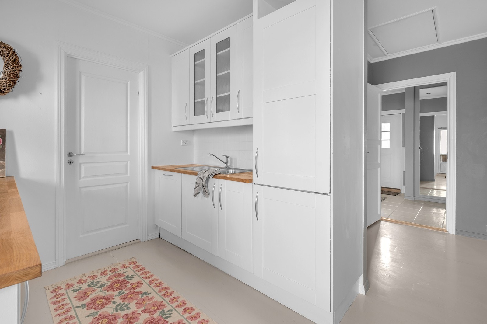 Det er integrert kjøleskap og oppvaskmaskin som står i stil med resten kjøkkenet Galleribilde