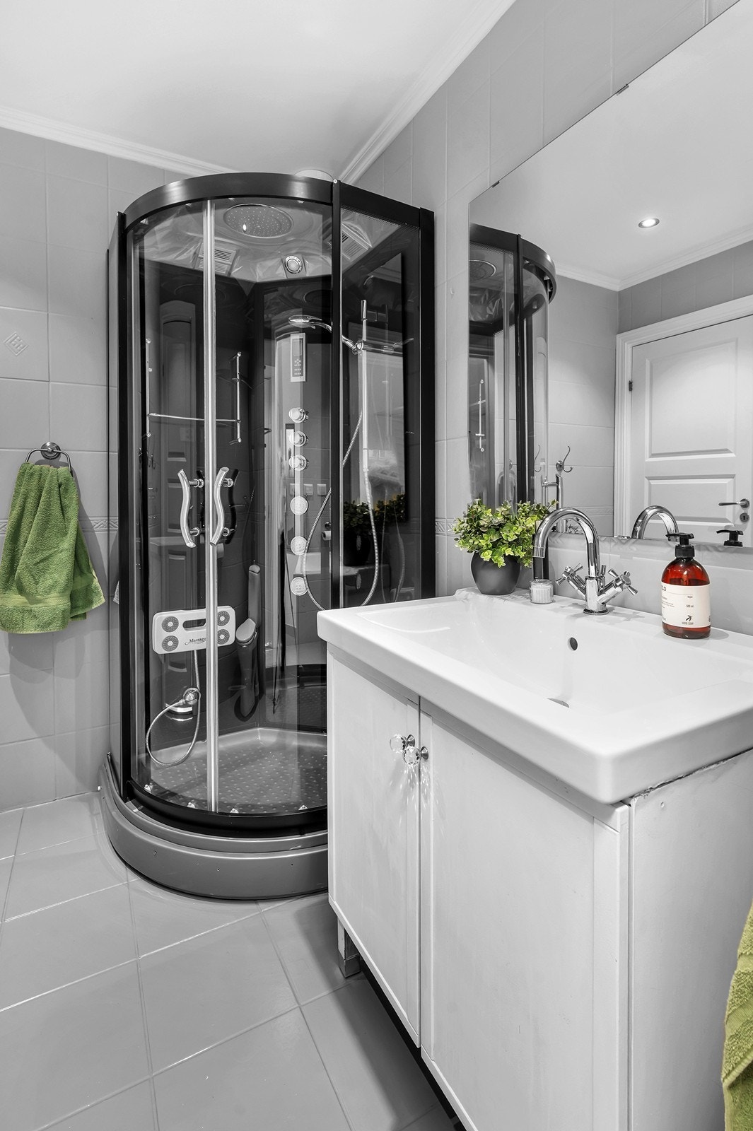 Bad med flislagt gulv og varmekabler Galleribilde