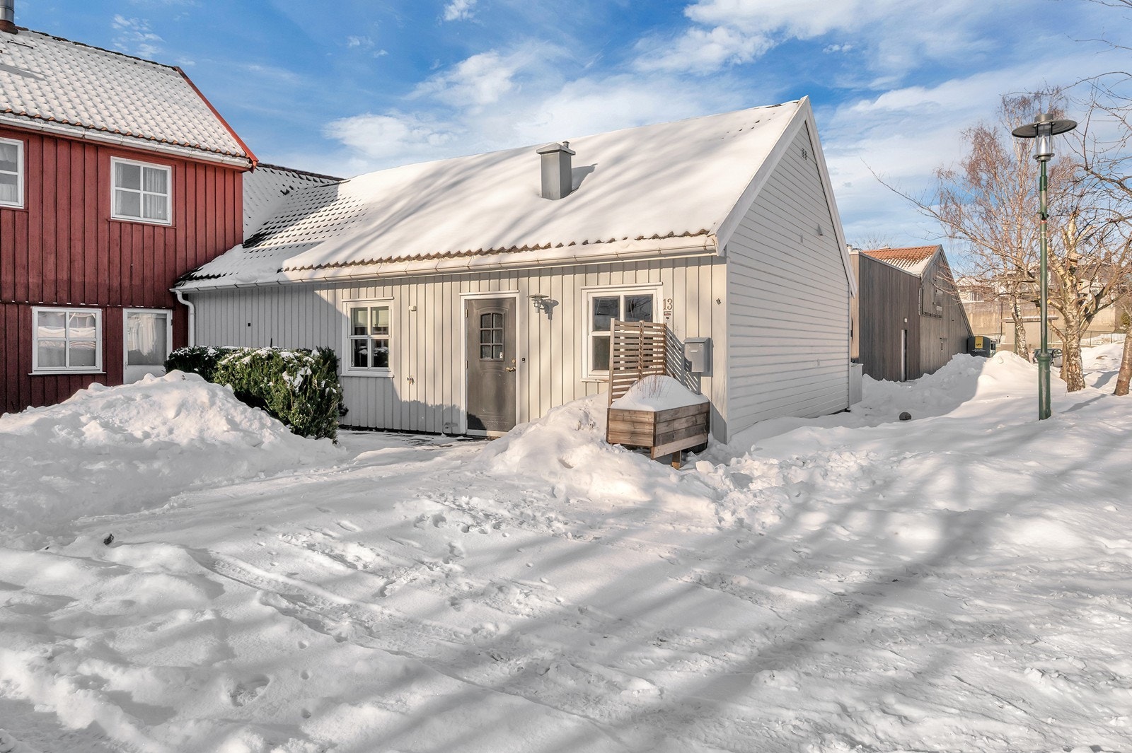 Nærområdet byr på kort avstand til barnehage, skole, idrettsanlegg, og lysløype med flott turterreng. Galleribilde