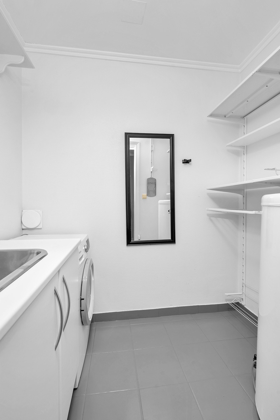 I tilknytning til badet er det et praktisk vaskerom Galleribilde