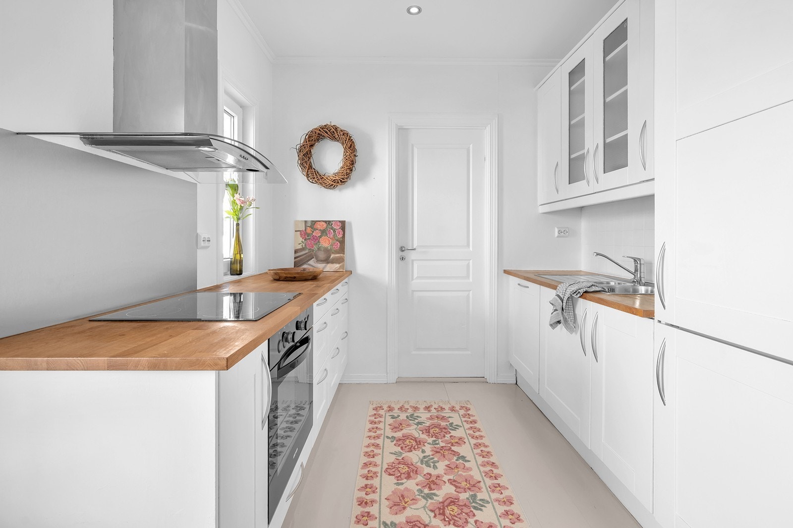 Tidløst kjøkken med god skap og benkplass Galleribilde