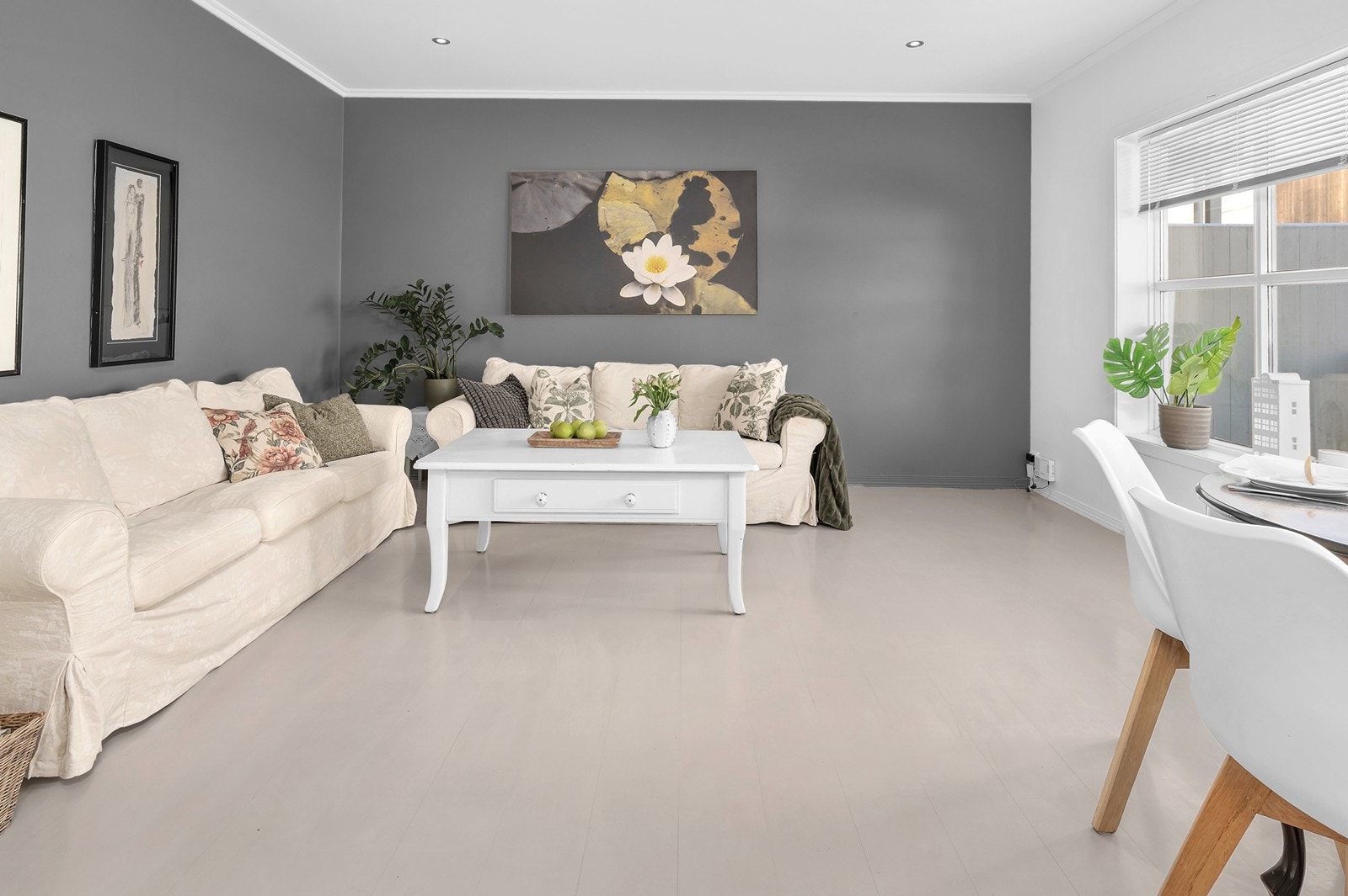 Stuen er romslig med god plass til sofa og andre møbler Galleribilde