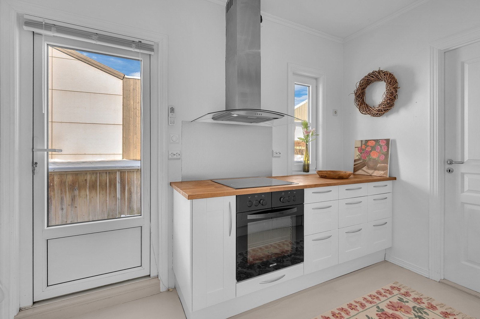 Det er direkte utgang fra kjøkkenet til verandaen Galleribilde