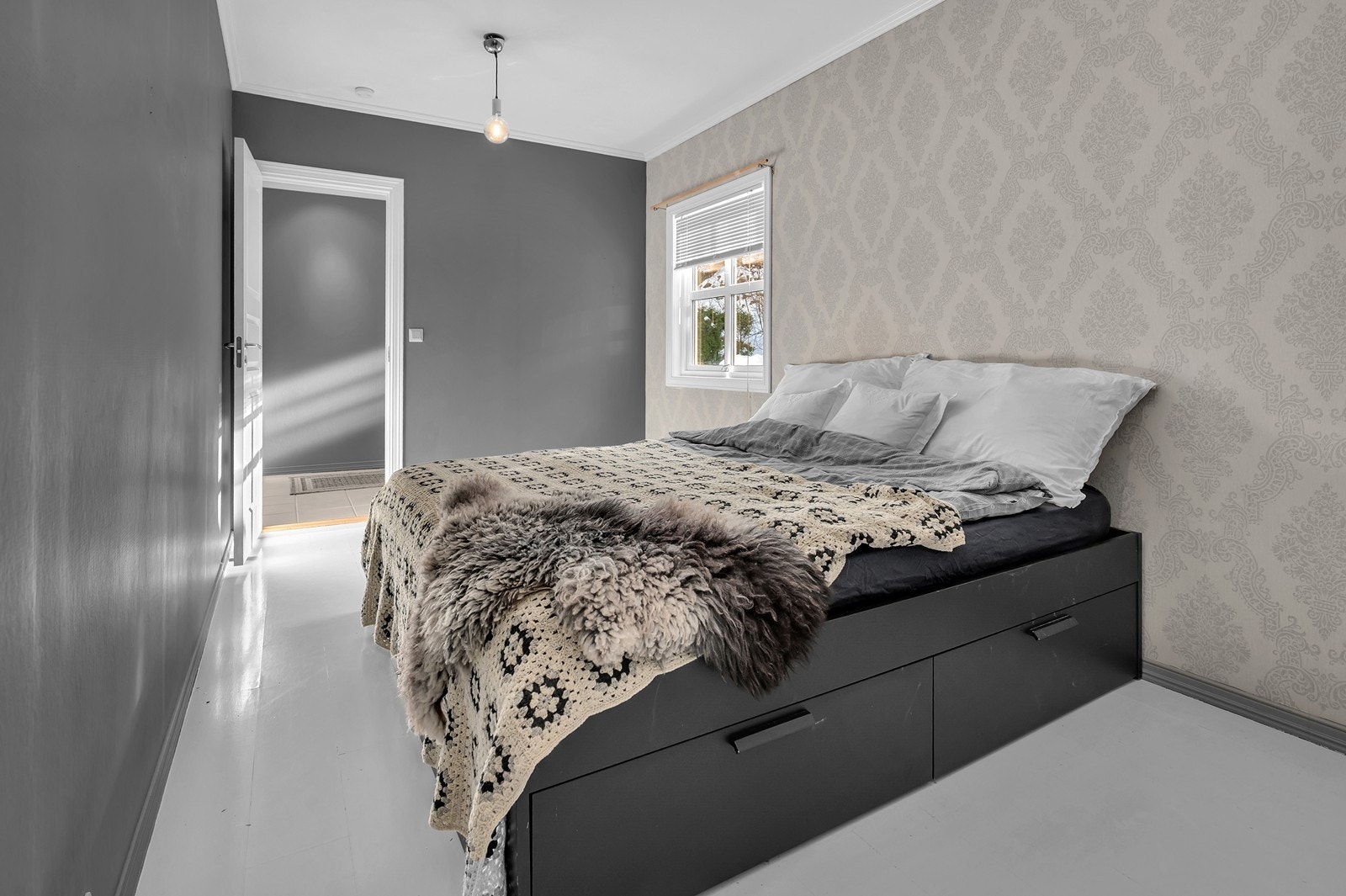 Romslig hovedsoverom med god plass til dobbeltseng Galleribilde